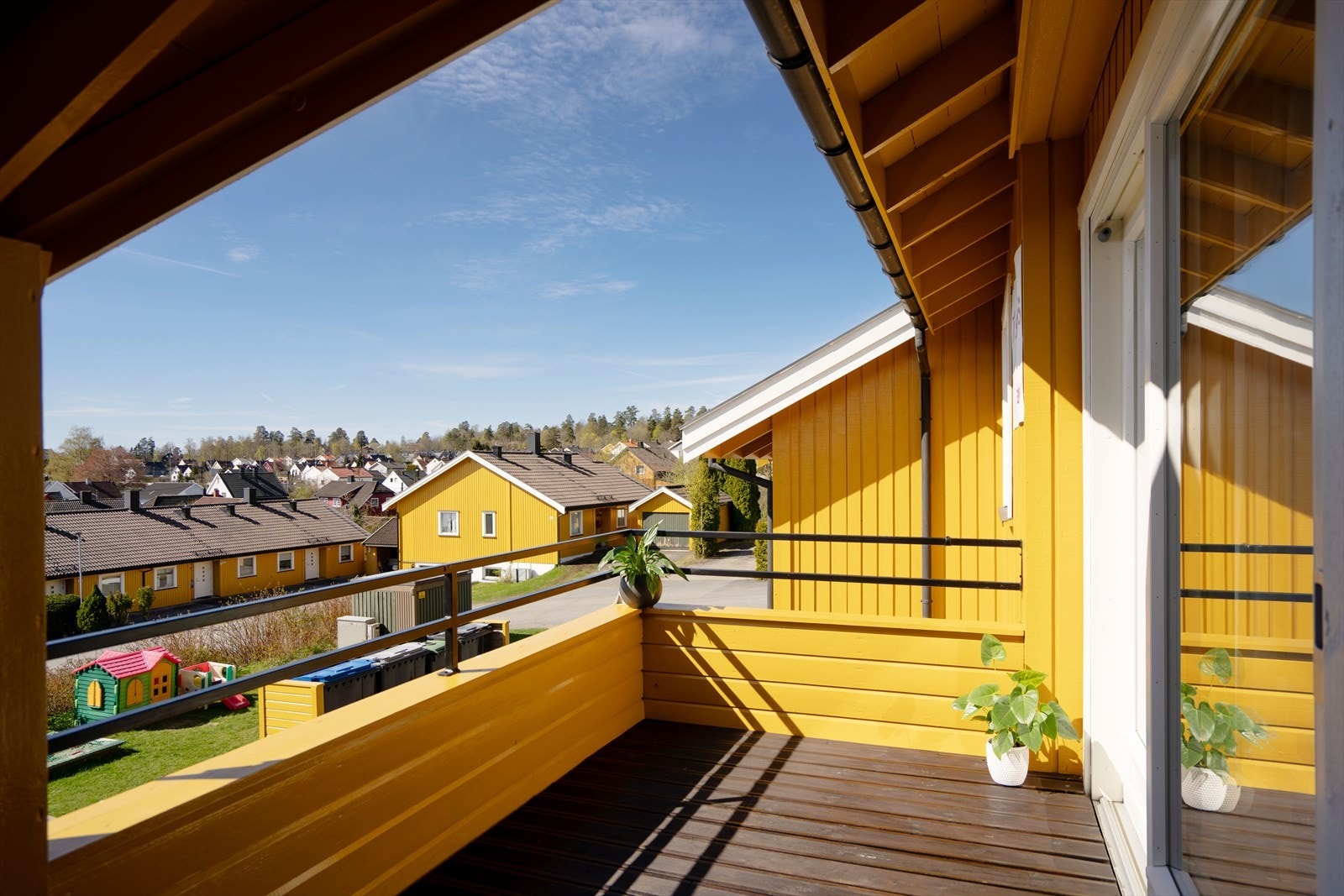 Aktiv Eiendom V/Baard Janitz presenterer Sauåsen 33 på Jeløya. Leiligheten er gjennomgående med lys og trivelig stue med store vindusflater og utgang til sør/vestvendt veranda. Galleribilde