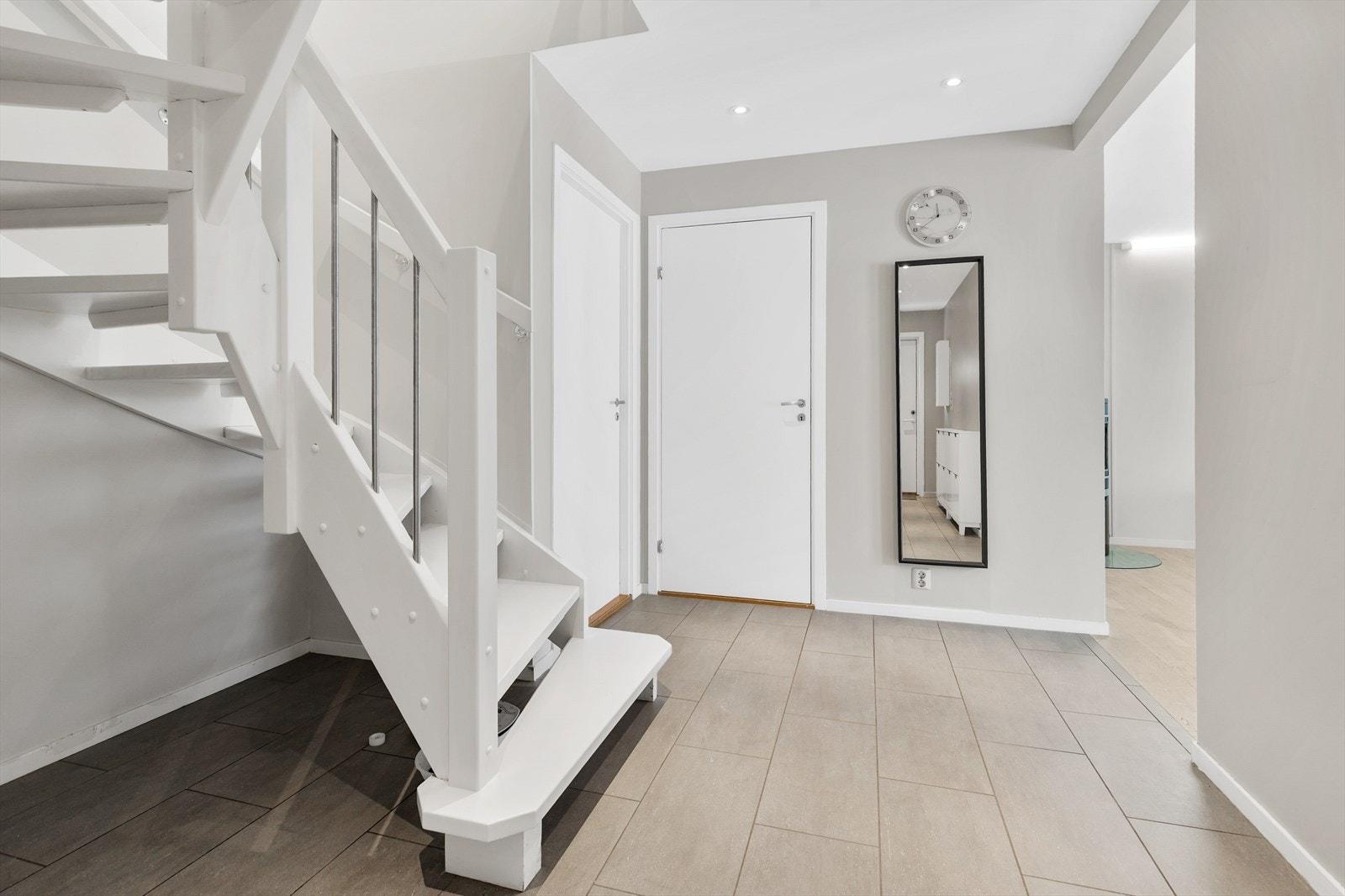Den hvitmalte trappen leder opp til boligens andre etasje. Galleribilde