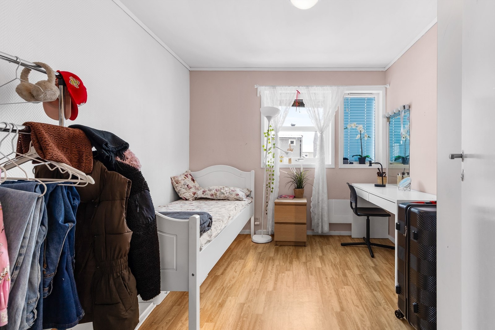 Også dette soverommet har en god størrelse med plass til seng og skrivebord. Galleribilde
