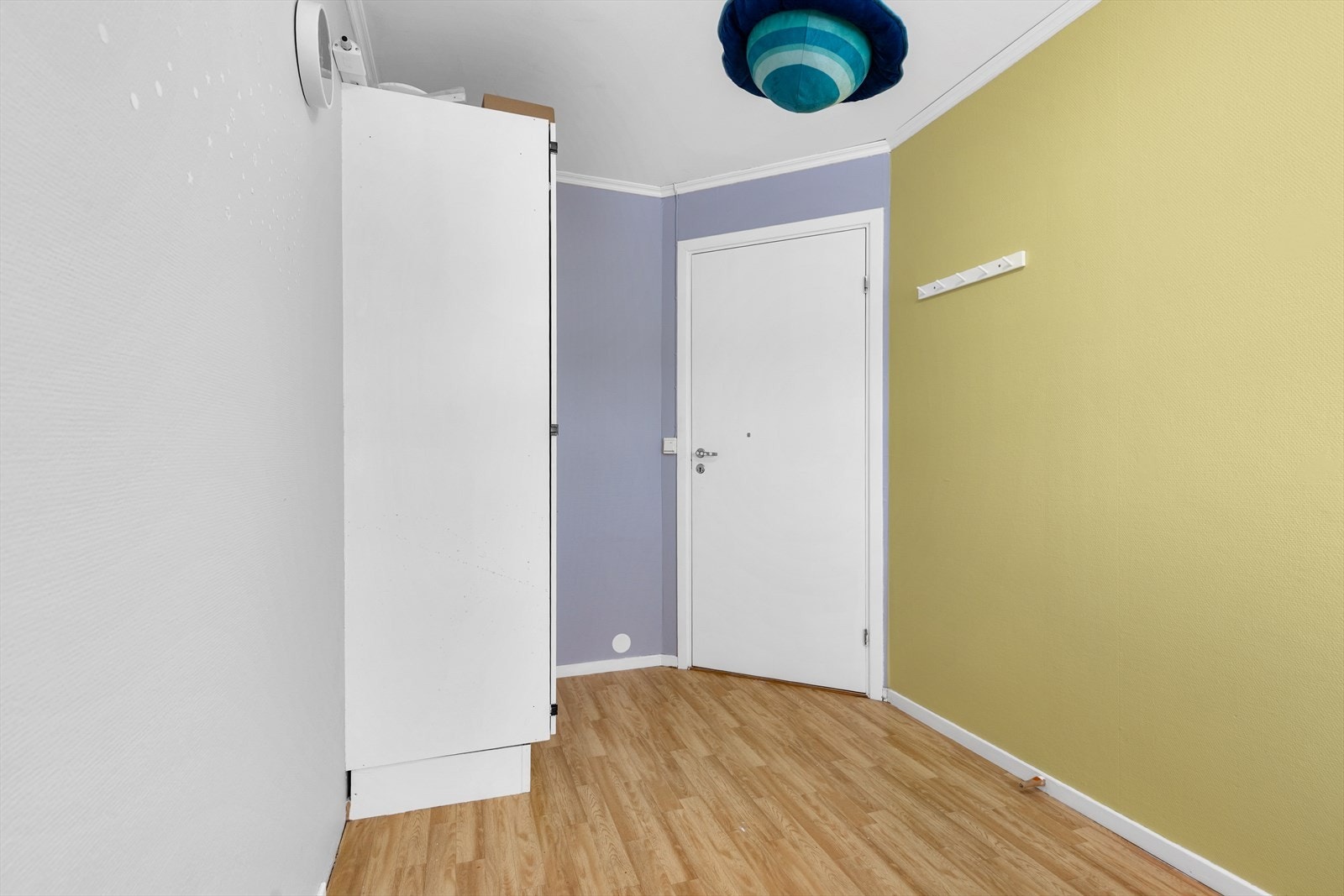 Rommet har plass til garderobeskap for ekstra oppbevaring. Galleribilde