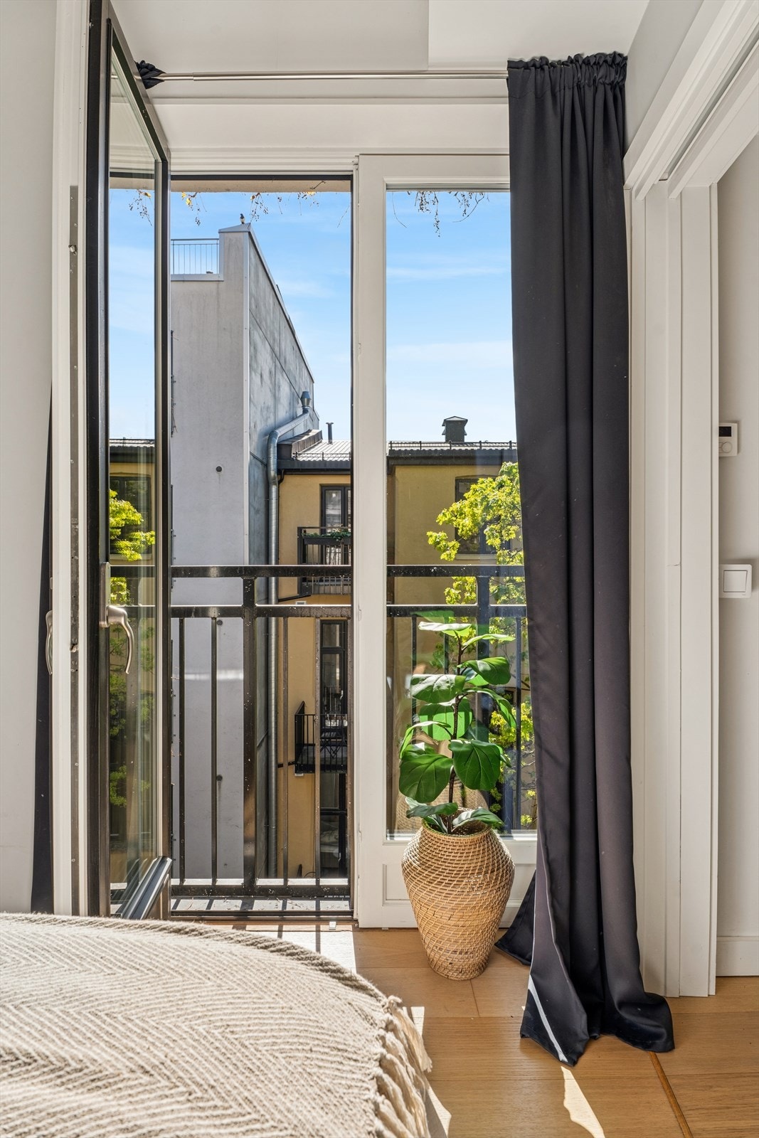 Herfra har du tilgang til boligens franske balkong vendt mot bakgård. Galleribilde