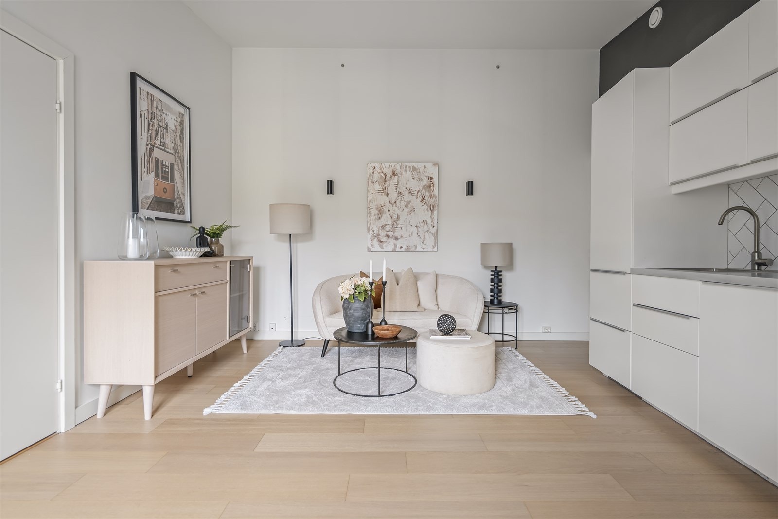 Leiligheten inneholder: Bad, soverom og stue/kjøkken. Det fører også med en kjellerbod på 5m². Galleribilde