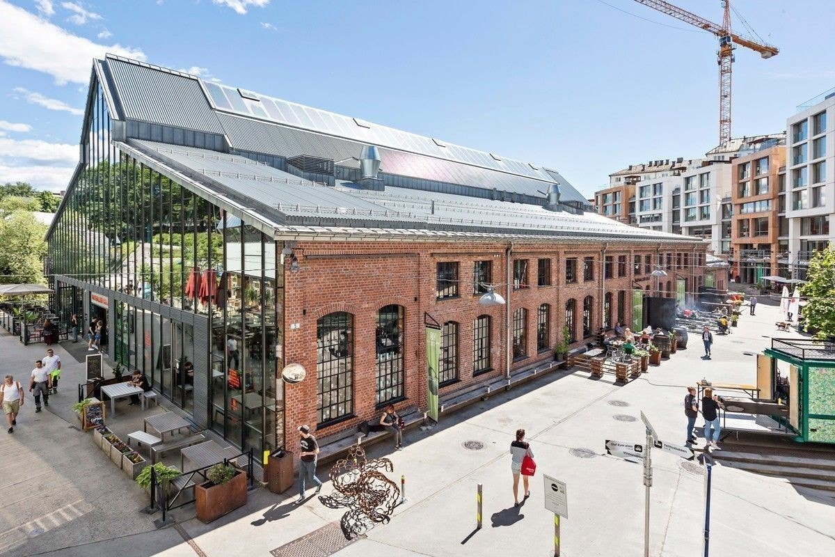 På få minutter er du innenfor dørene på Mathallen der spennende råvarer selges over disk på gamlemåten. Her ligger også BAR Vulkan, Dögnvill Burger og Fyrhuset Kuba som alle inviterer til sosiale hyggestunder, mens SIO er stedet for fysisk fostring. Galleribilde