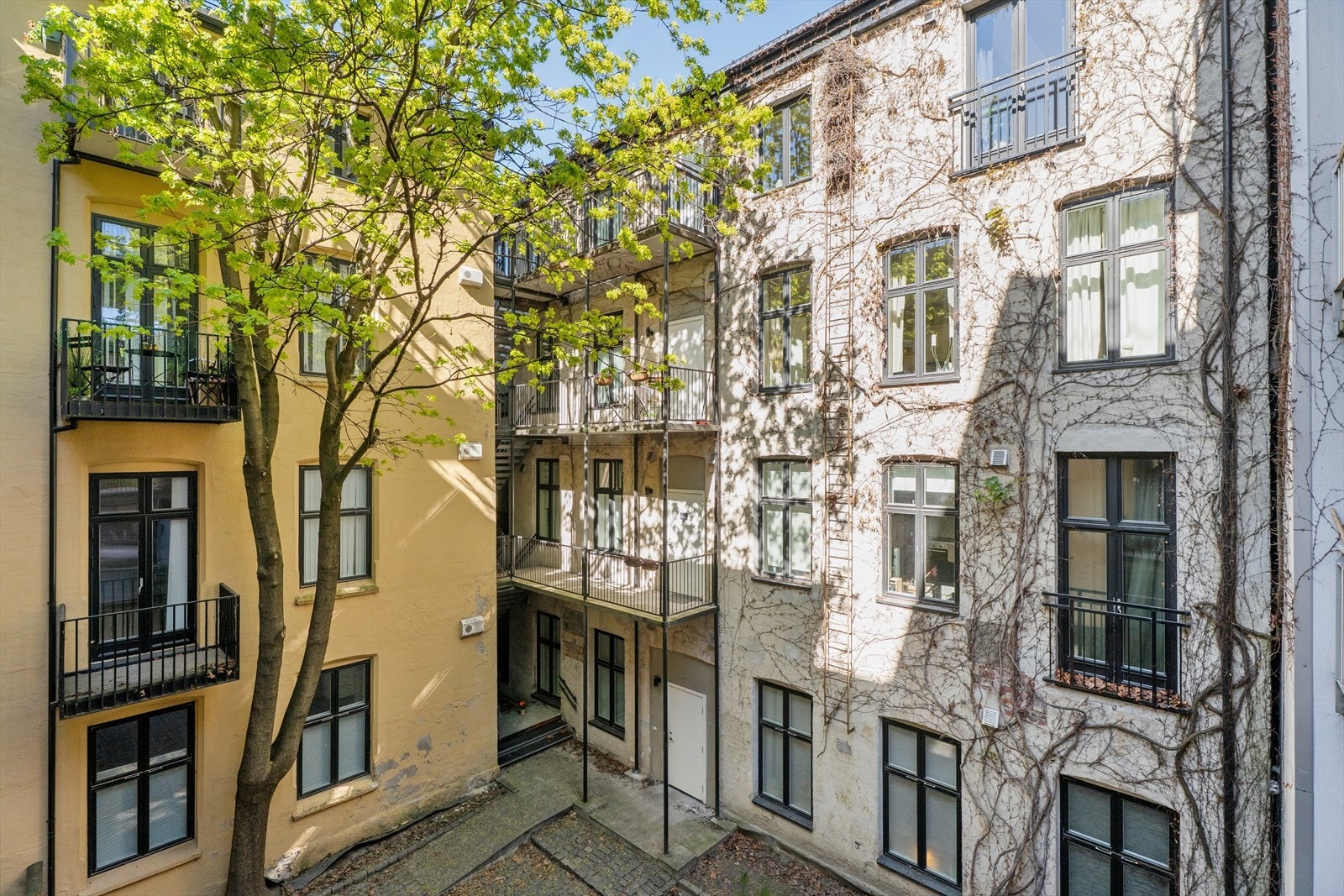 Rolig beliggenhet i indre gård. Galleribilde
