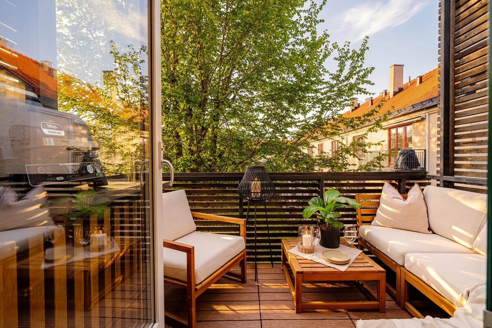 Velkommen til Kirkeveien 68, presentert av &Partners ved Kjerstin Falkum, tlf. 922 04 707. (Lyssetting/sol/vegetasjon i foto er redigert med AI og det tas forbehold om eventuelle feil). Galleribilde