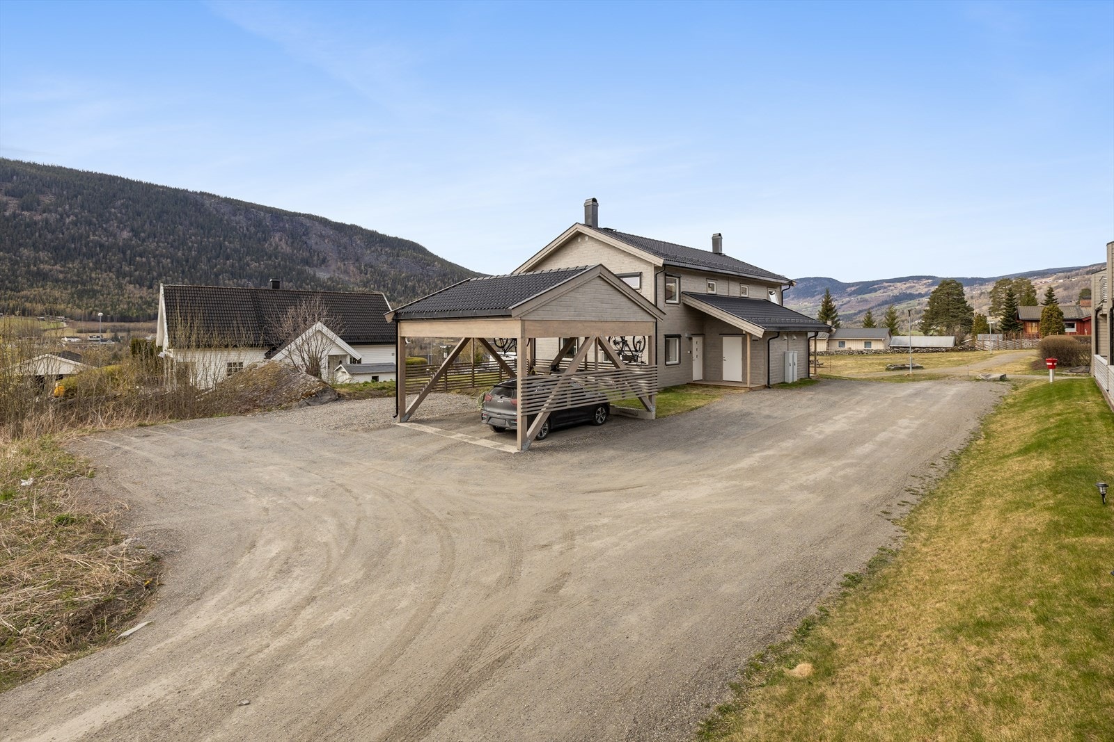 Boligen disponerer en parkeringsplass i felles carport med nabo. Galleribilde