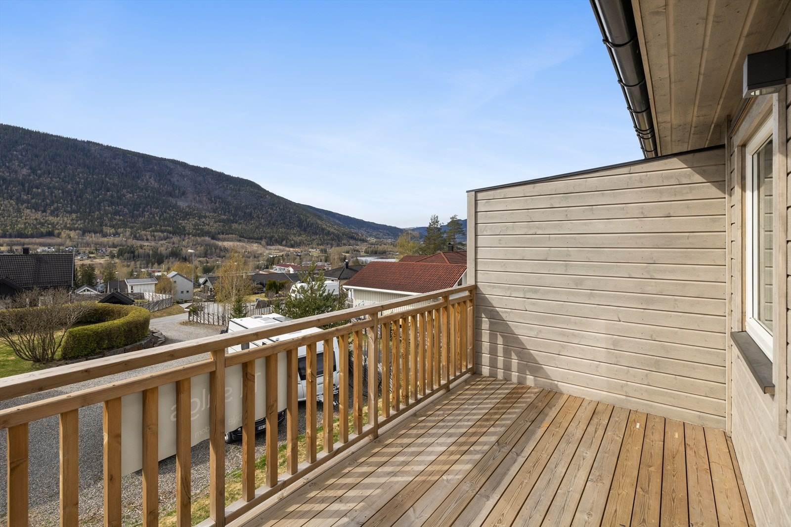 Verandaen i 2. etasje er på 9 m² og byr på flott utsikt over nærområdet. Galleribilde