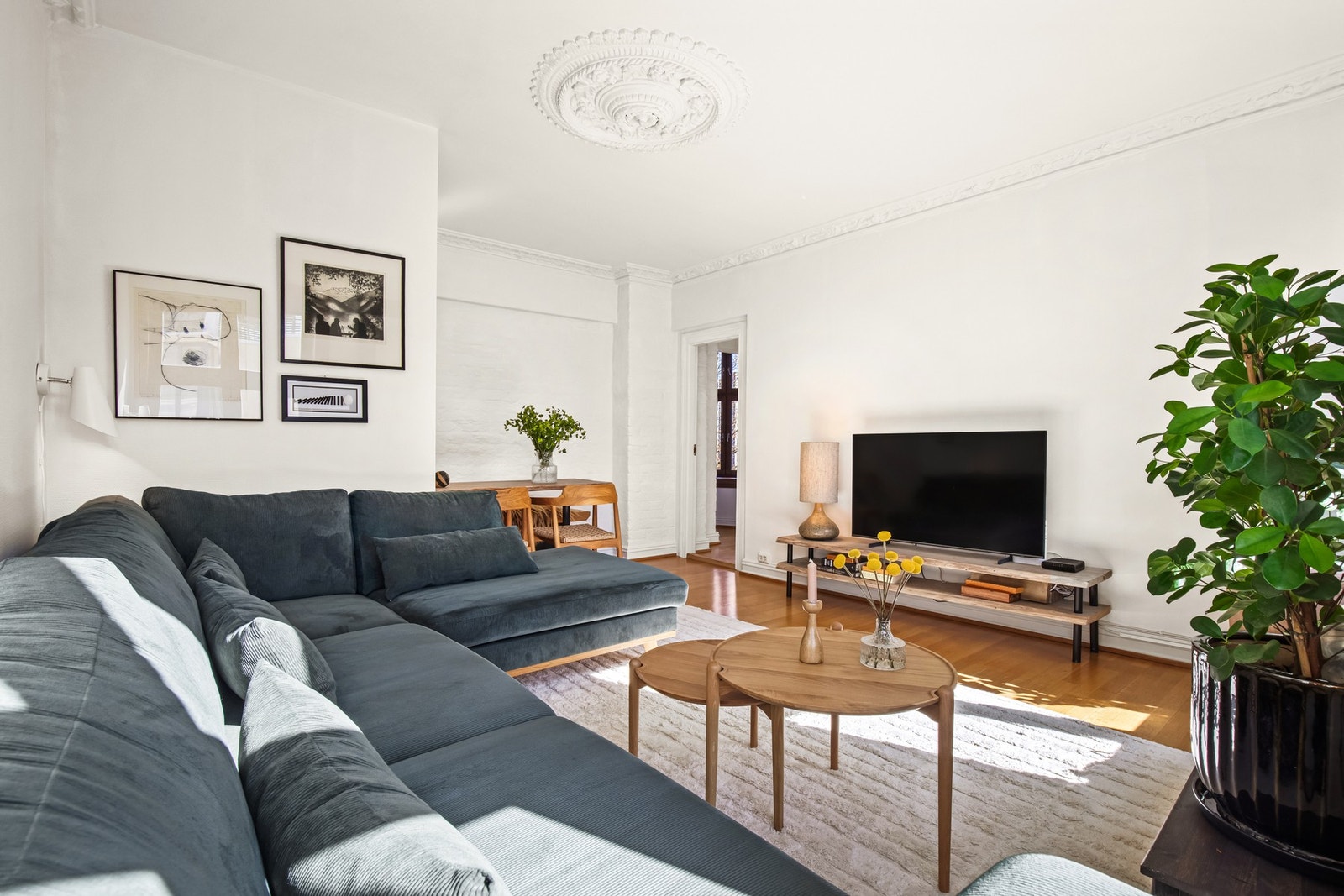 Stuen har vakker stukkatur som understreker leilighetens klassiske preg Galleribilde