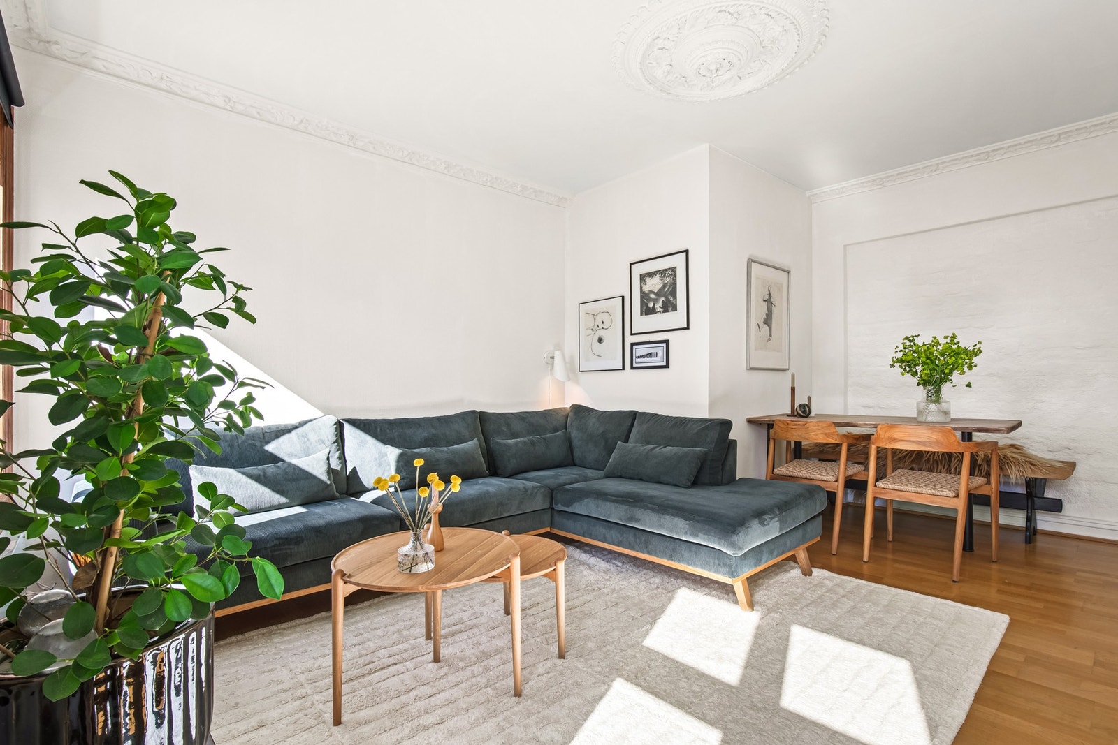 Spiseplass i stuen med plass til middagsgjester Galleribilde