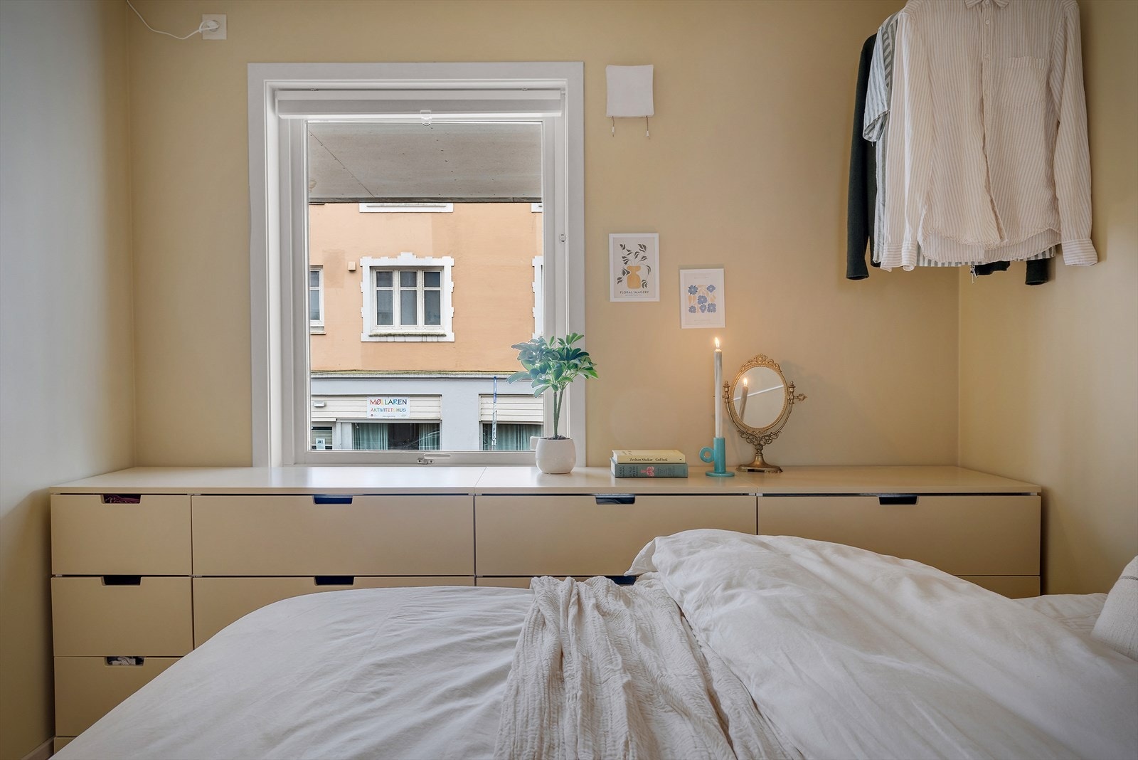 - Stilren kommode som bidrar med ekstra oppbevaringsplass - Galleribilde