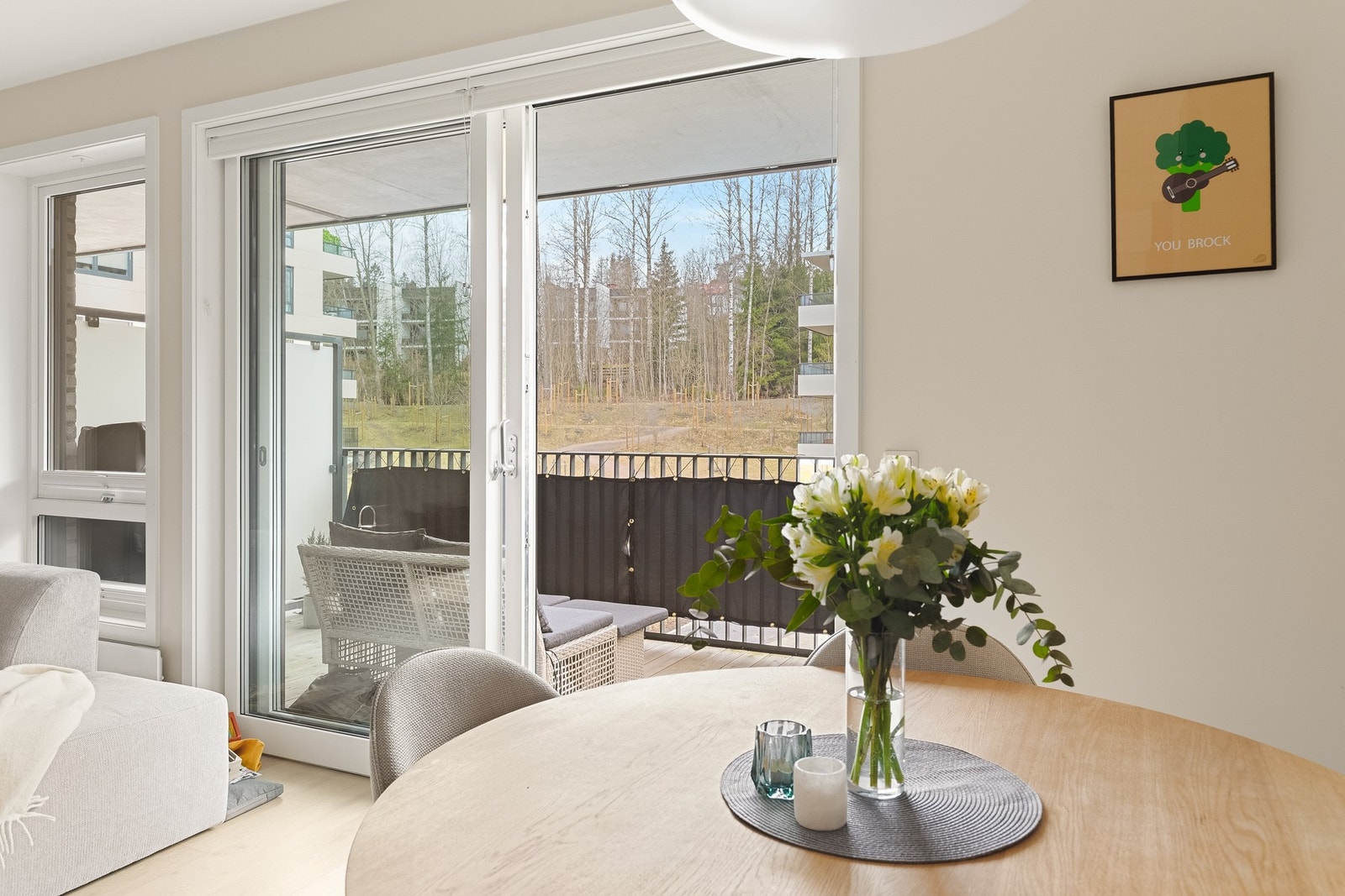 Store vindusflater som slipper inn rikelig med naturlig lys og frodig utsyn. Galleribilde
