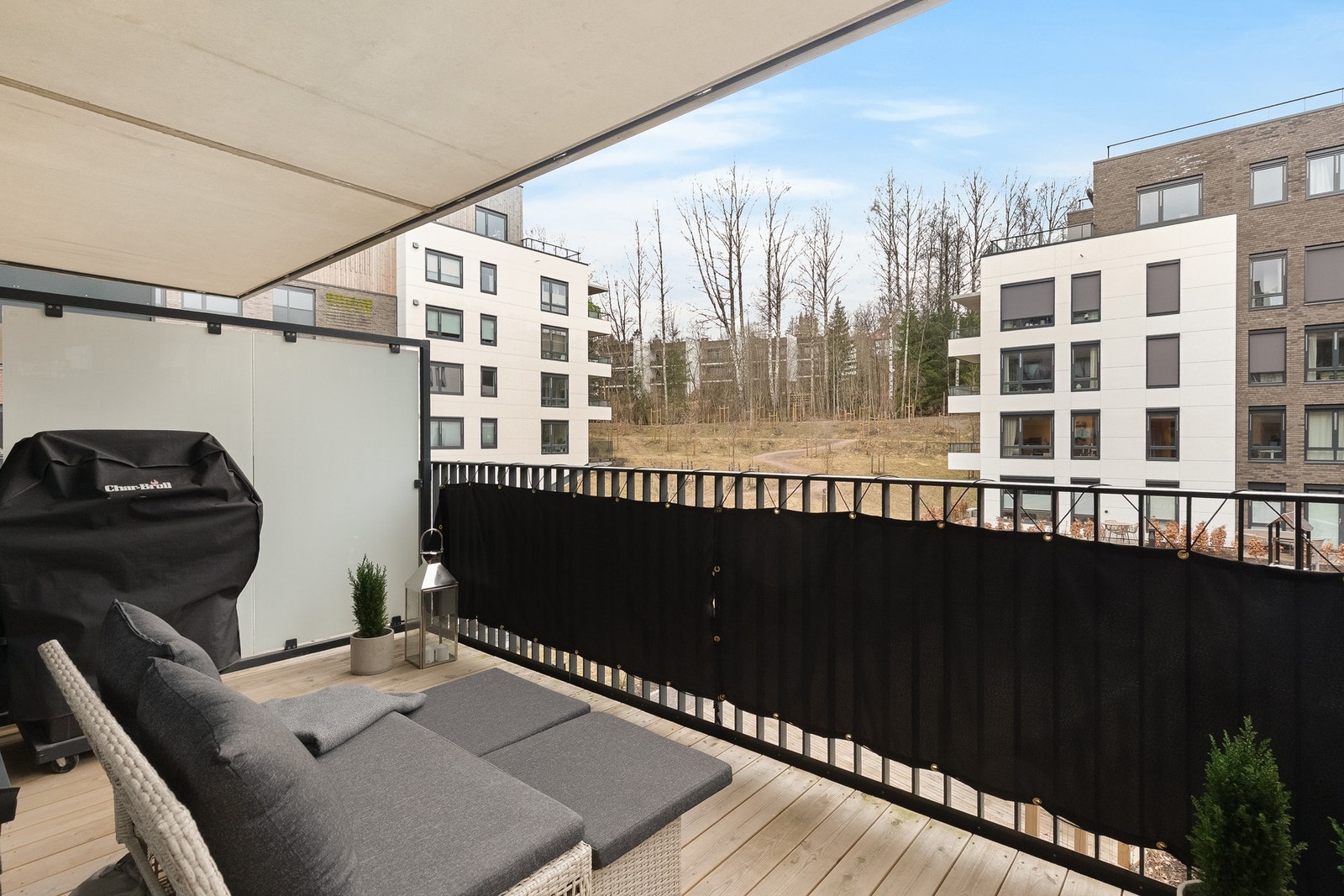 Romslig balkong på ca. 8 m² med gode solforhold på ettermiddag og kveld. Galleribilde