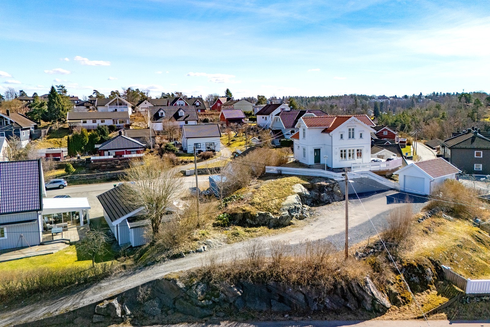 Det foreligger rammetillatelse for oppføring av enebolig over to plan med integrert garasje og 3 soverom. Galleribilde