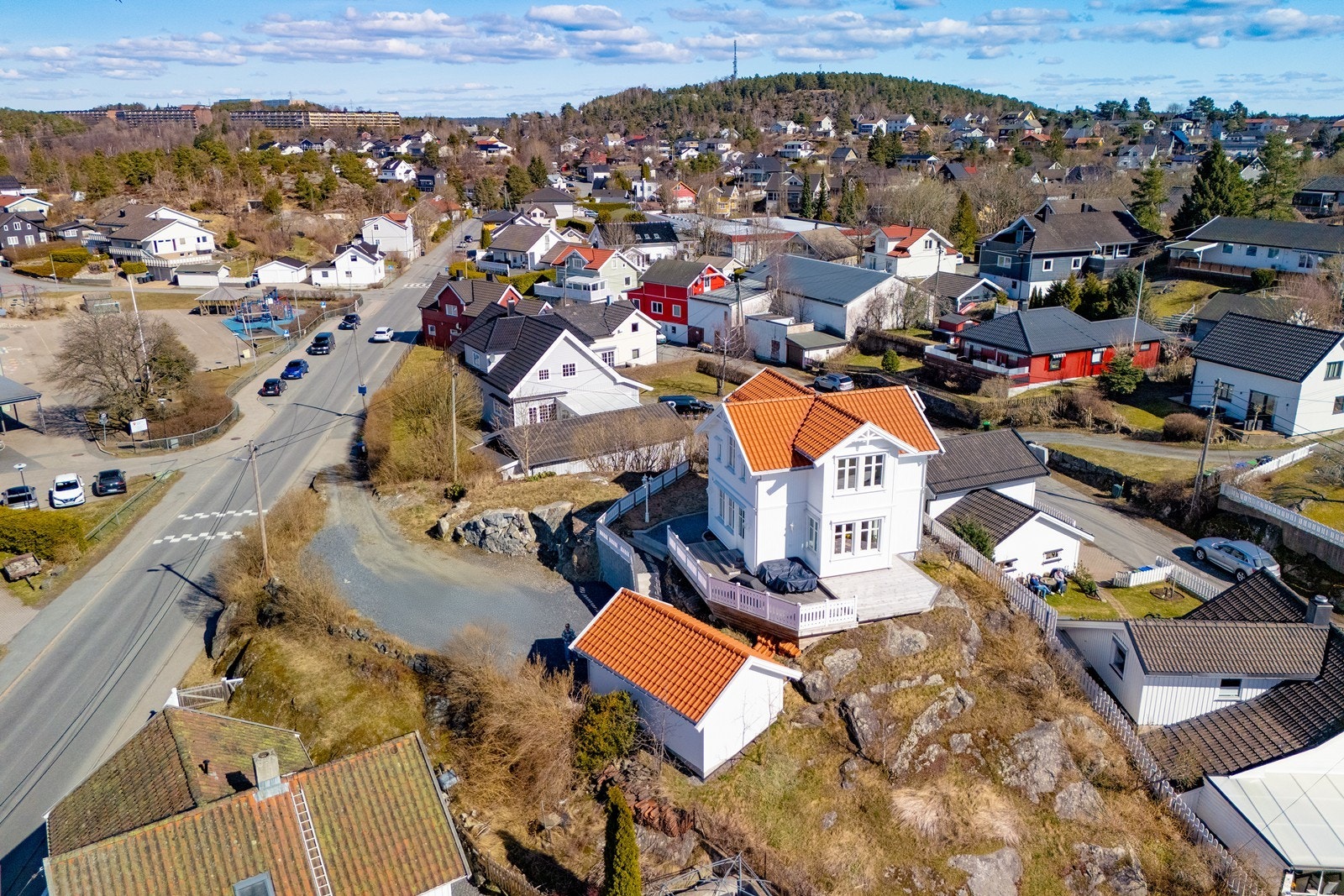 På Krapfoss bor du sentralt og attraktivt med skole rett over veien og kort vei til barnehager, butikker og naturen. Galleribilde