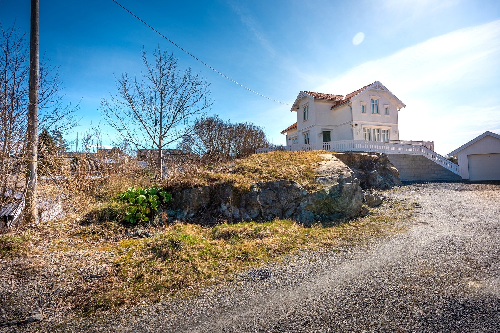 Tomten består i dag delvis av bla. a. småfjell og naturtomt. Gruslagt adkomstvei er og blir felles adkomst for denne tomt og Vålerveien 53 (det hvite huset). Galleribilde