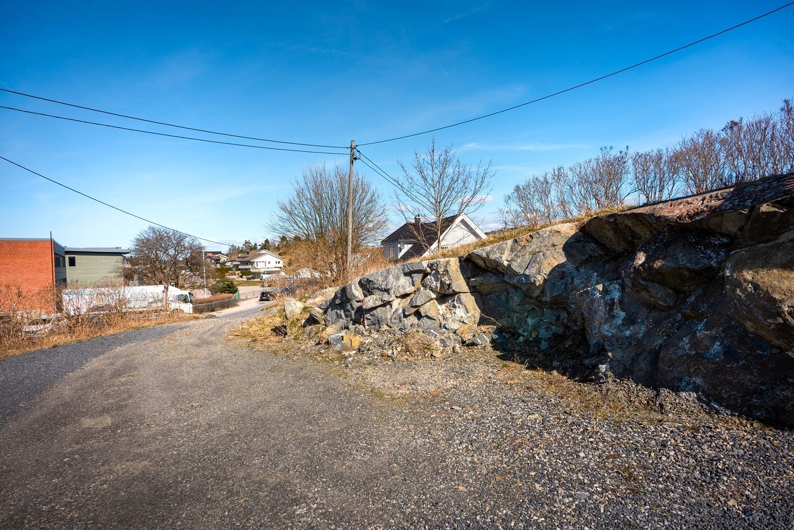 Beliggenheten er hevet fra Vålerveien med enkel adkomst. Det er kort vei til sentrum og Moss stasjon, og kun 3 min. kjøring til E6. Galleribilde