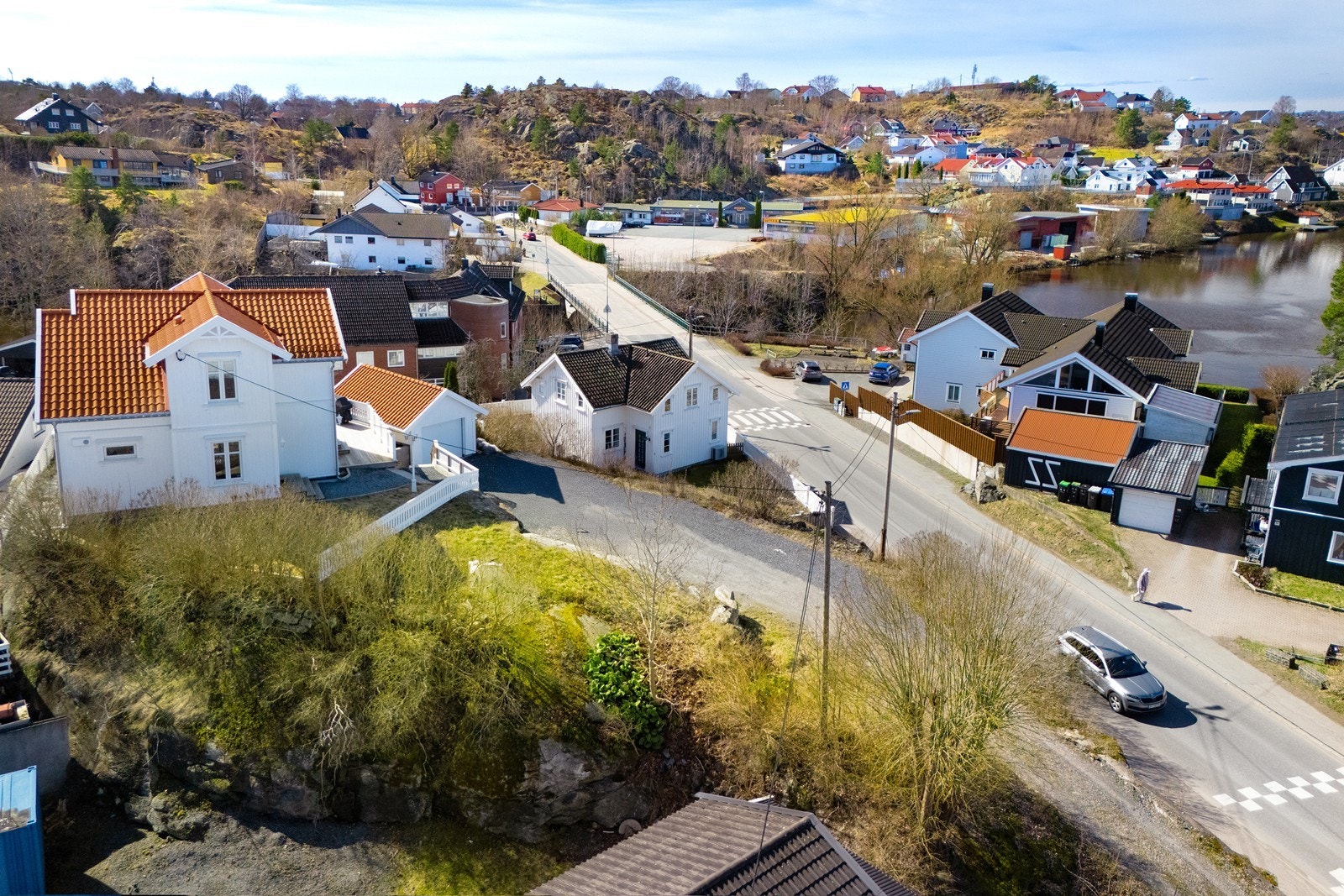 Tomten ligger rett ved Vansjø med kort gange til populære badeplasser og turområder. Galleribilde