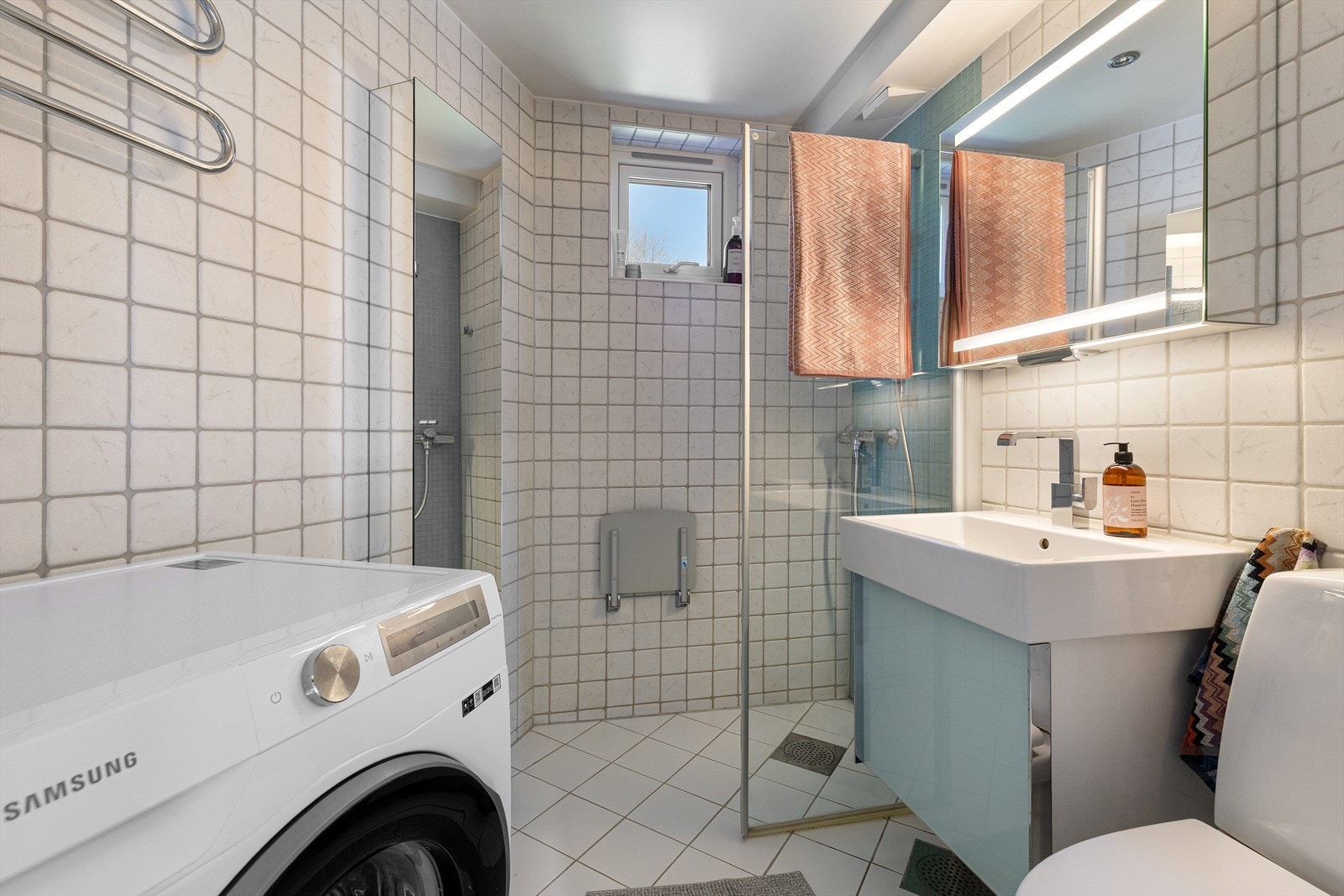 Badet ble totalrenovert i regi av aksjelaget i 2008 og fremstår som tidløst med flislagte vegger, gulv og elektriske varmekabler. Galleribilde