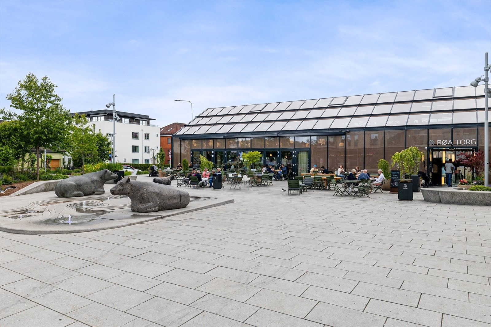 Eiendommen ligger heller ikke langt unna Røa. Her finner du både Røasenteret og Røa Torg med restauranter, kaféer og kjøpesentere m.m. Galleribilde
