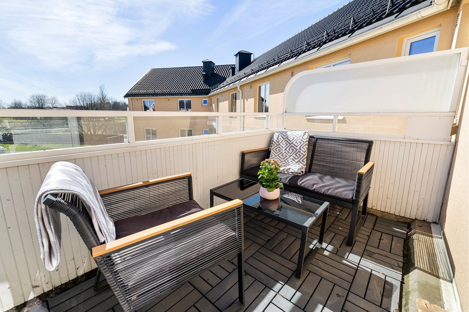 Fra stuen kan du gå ut på en solfylt balkong på ca. 5 m², hvor du kan nyte stille stunder eller hyggelige sommermåltider. Galleribilde