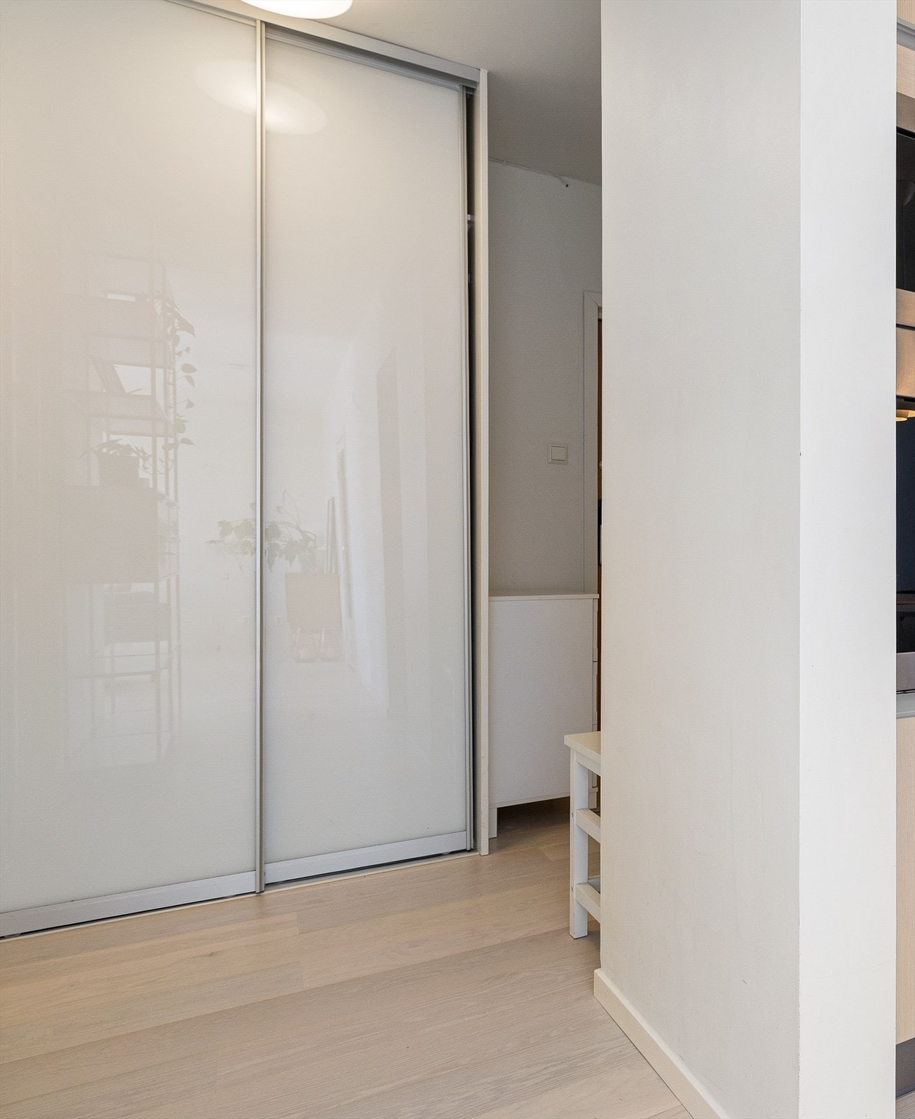 Entréen er lys og praktisk. Her med skyvedørsgarderobe med god plass til oppbevaring av yttertøy og sko. Galleribilde
