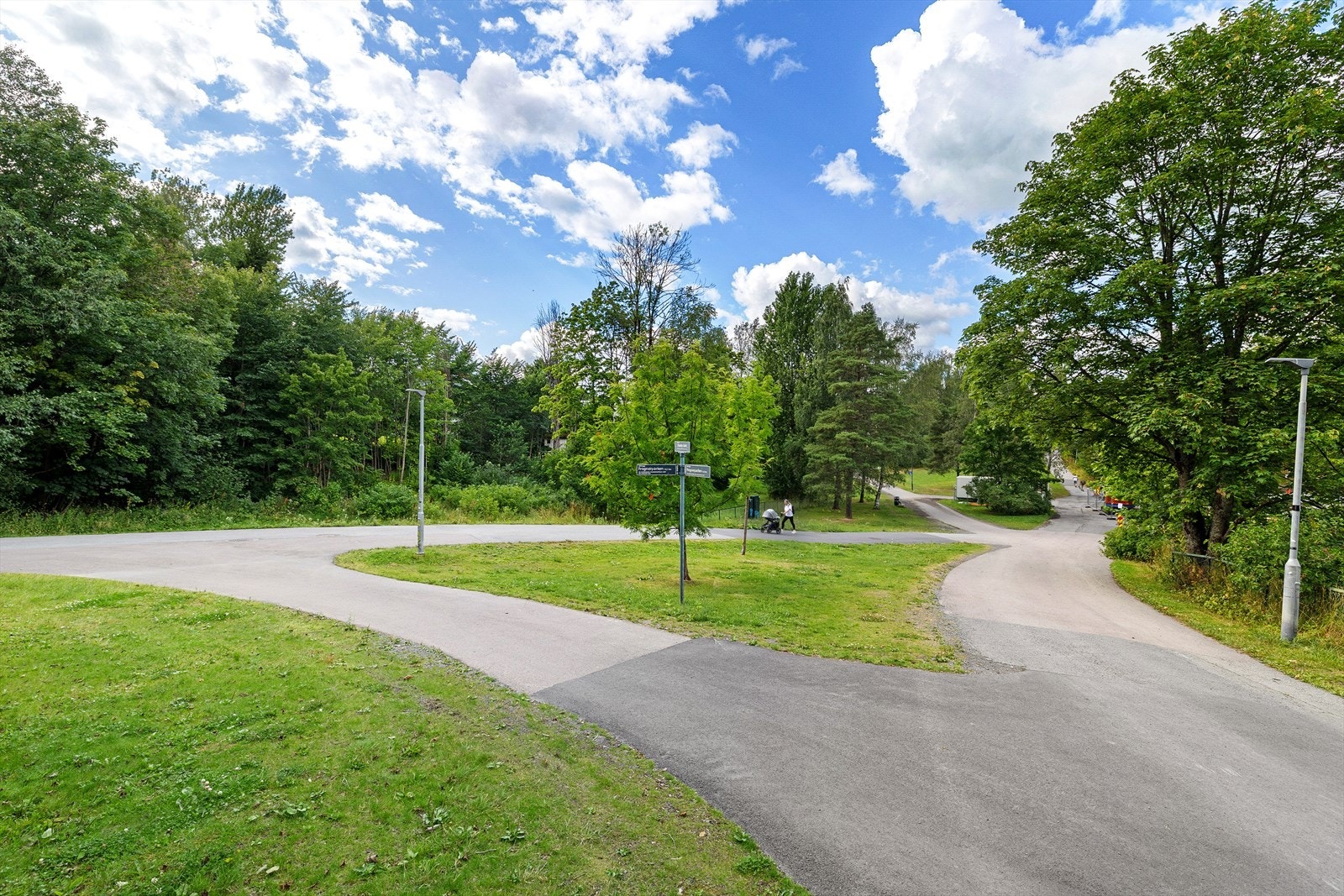 Det er fantastiske turmuligheter i nærområdet med Mærradalen som utgangspunkt. Herfra kan du f.eks. gå til Bogstadvannet som har rekreasjonsmuligheter både sommer og vinter. Galleribilde