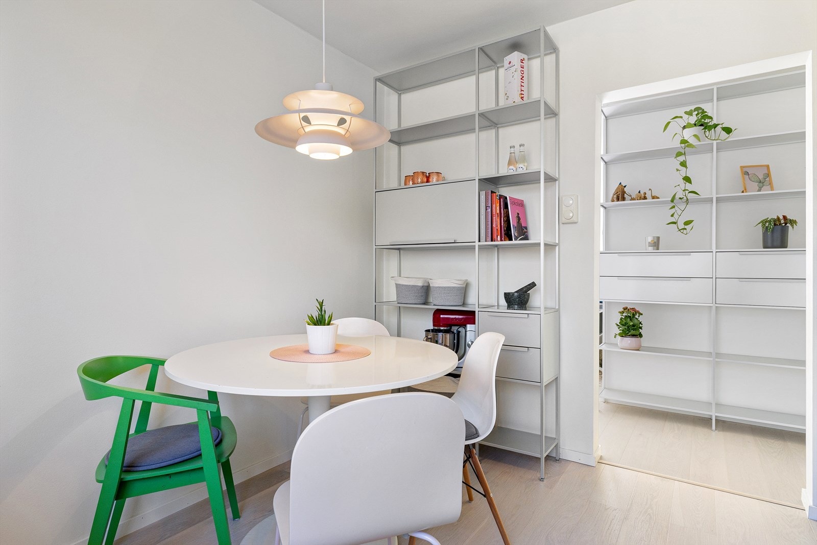 Kjøkkenet har en fin planløsning som gir plass til spisebord, noe som gjør det til et hyggelig sted for måltider og samvær. Galleribilde