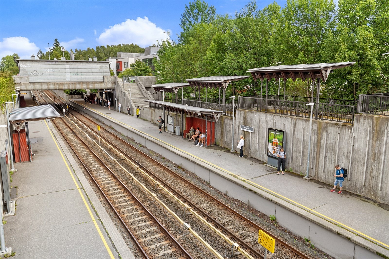 Kollektivtilbudet oppleves som svært godt. Via skogholtet bak Aksjelaget er det kort vei til både Holmen og Hovseter T-banestasjon. Galleribilde