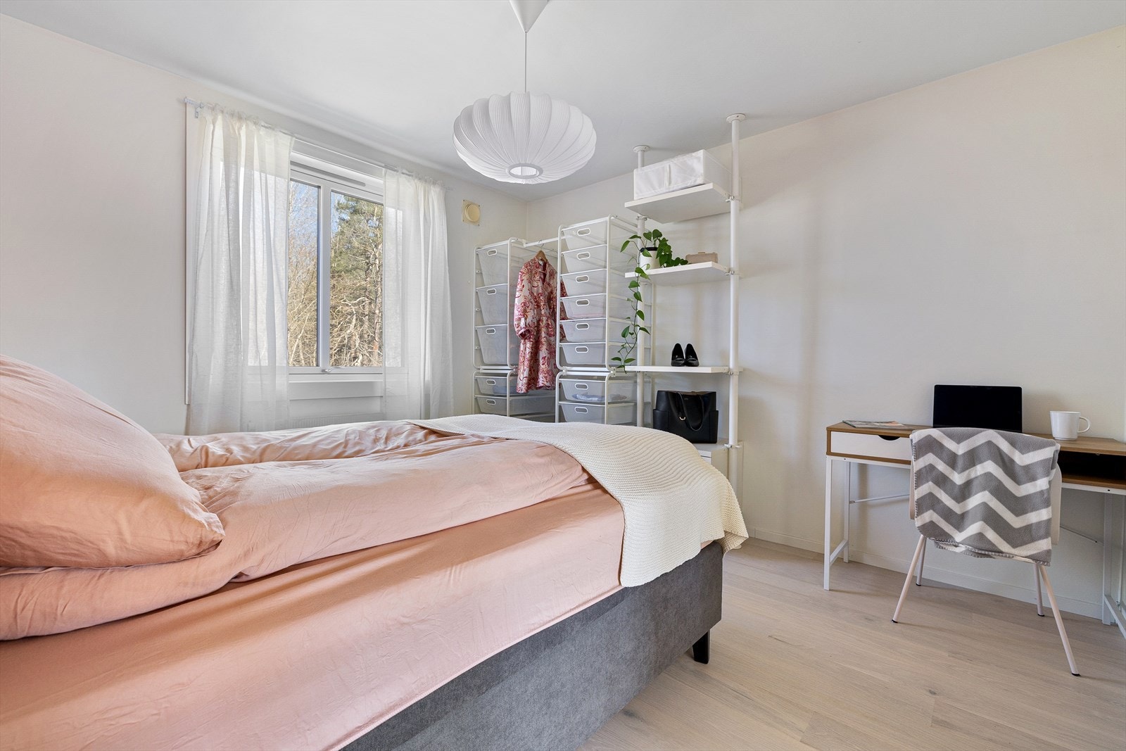 Leiligheten har to soverom som begge oppleves som lyse og praktiske. Galleribilde