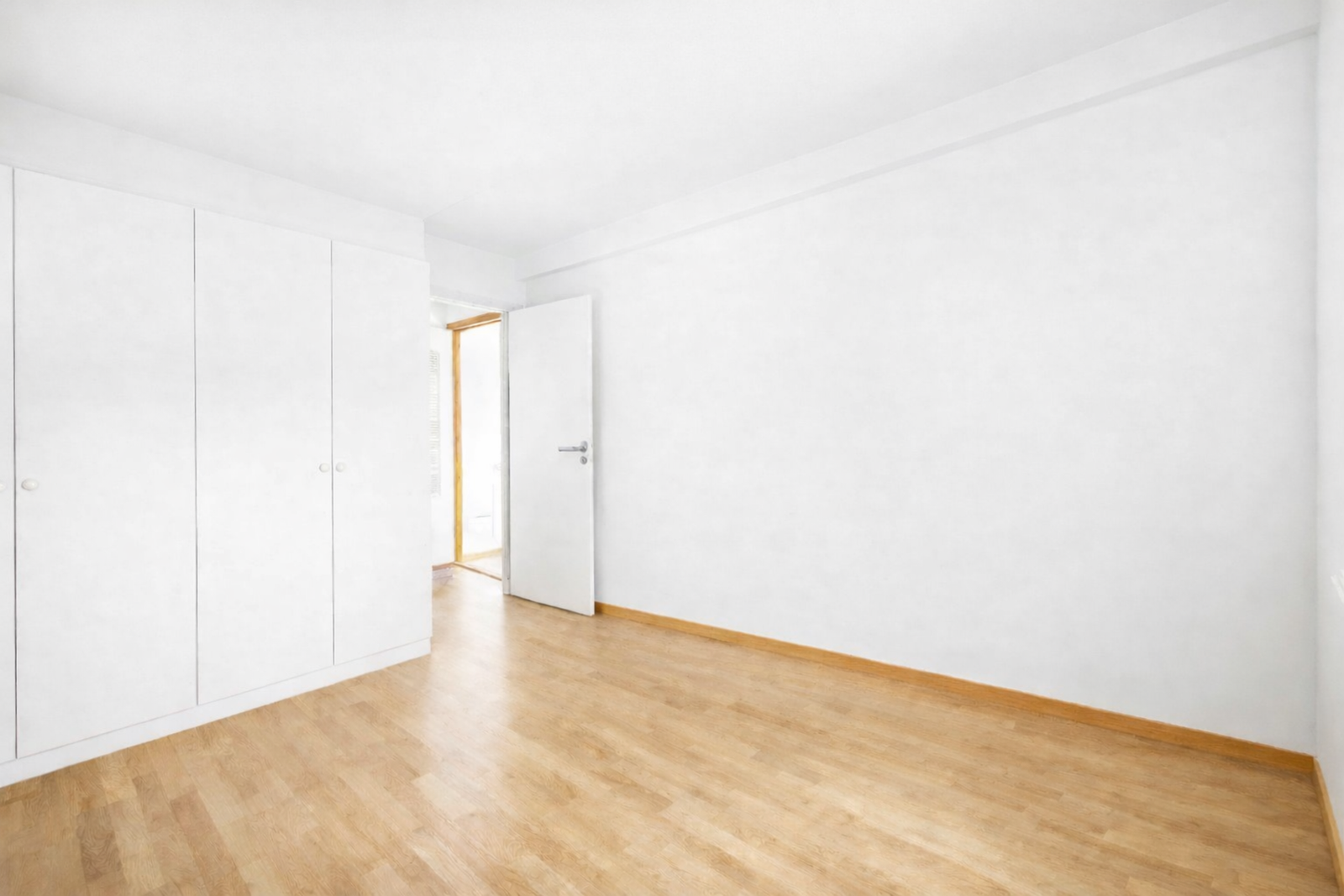 Soverommet har god plass til stor dobbeltseng, nattbord og annet møblement. Galleribilde