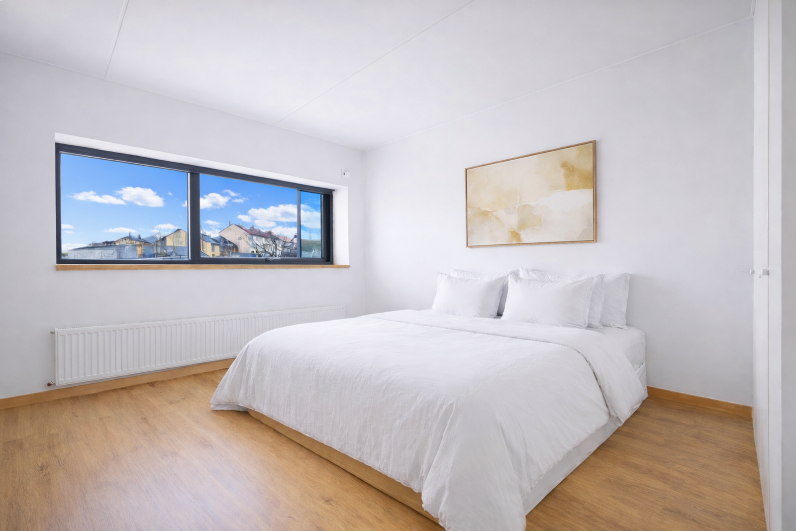 Stort hovedsoverom utstyrt med garderobeskap. Galleribilde
