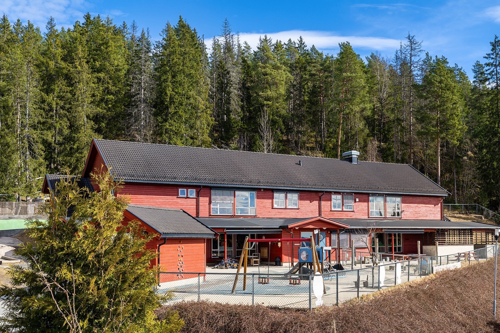 Det er flere barnehager i nærheten, blant annet Utsikten barnehage som ligger kun 1,2 km fra eiendommen. Galleribilde