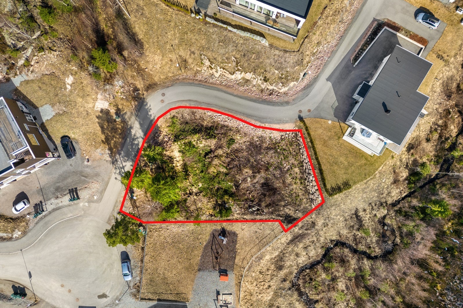 Tomten ligger i et lett skrånende terreng. Dette gir gode arkitektoniske muligheter for en bolig med utmerket utsikt og lysforhold. Galleribilde