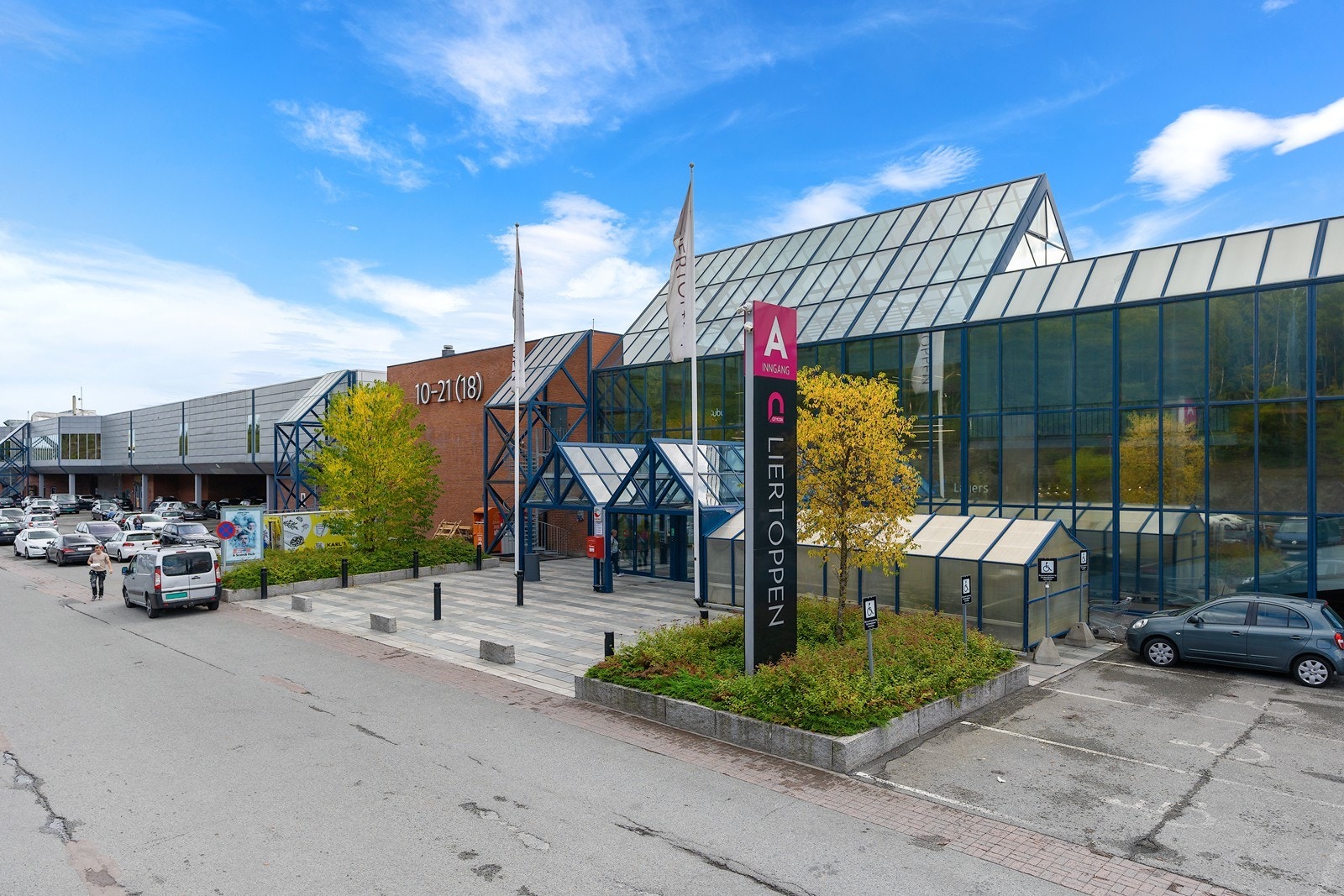 Kun 6 minutters kjøring til Liertoppen kjøpesenter, som tilbyr et bredt utvalg av butikker og servicetilbud, inkludert Meny og Post i butikk. Galleribilde