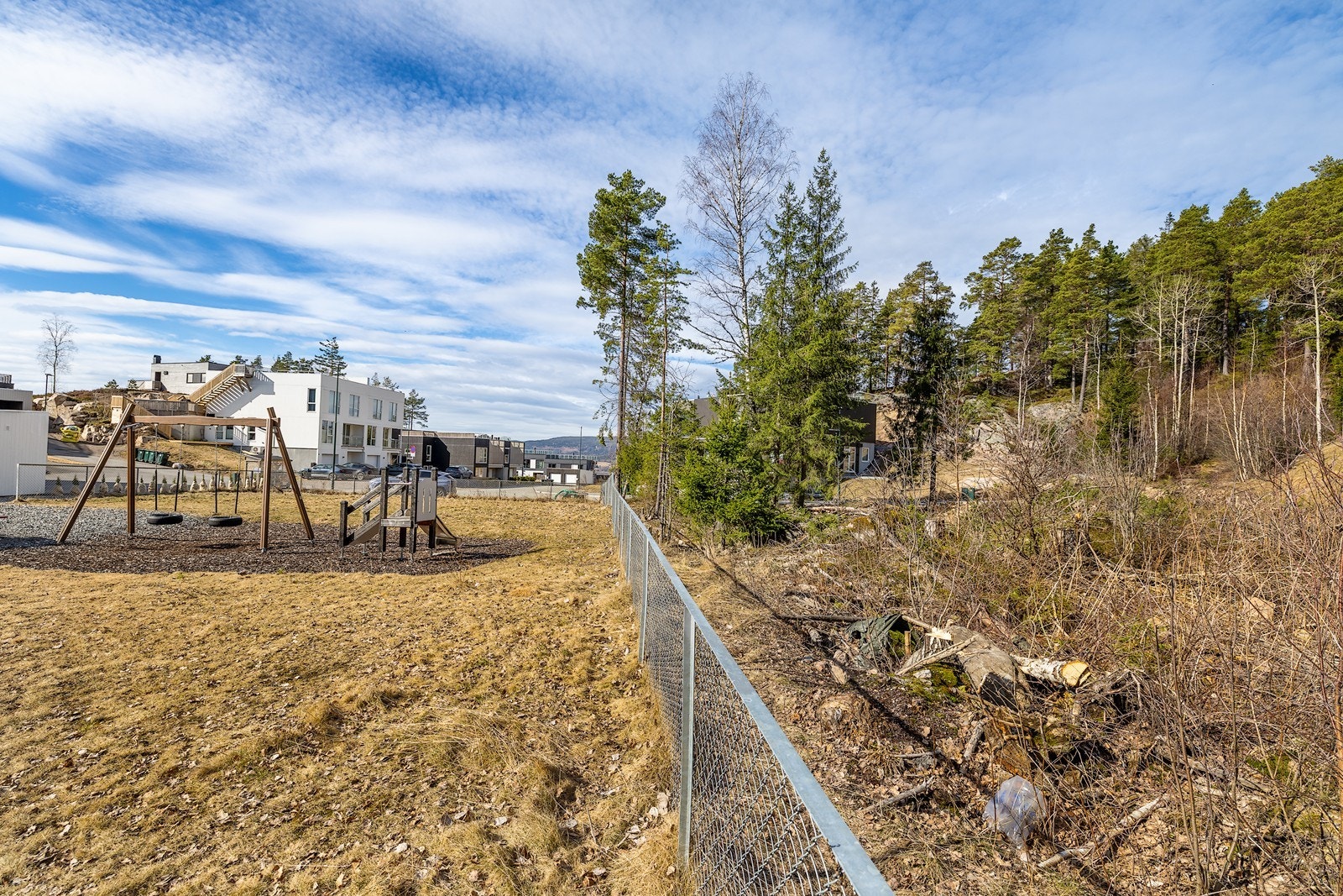 Fra lekeplassen er det direkte tilgang til friområder og skog, perfekt for lek og utforsking. Galleribilde