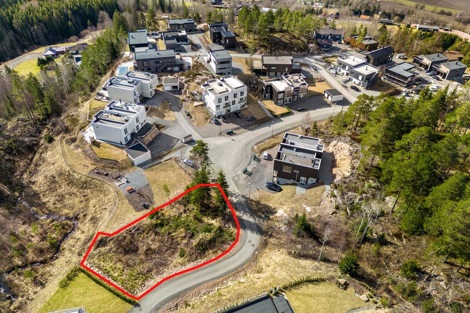 Området er ferdig utbygd med asfalterte veier, gatelys og annen nødvendig infrastruktur. Galleribilde