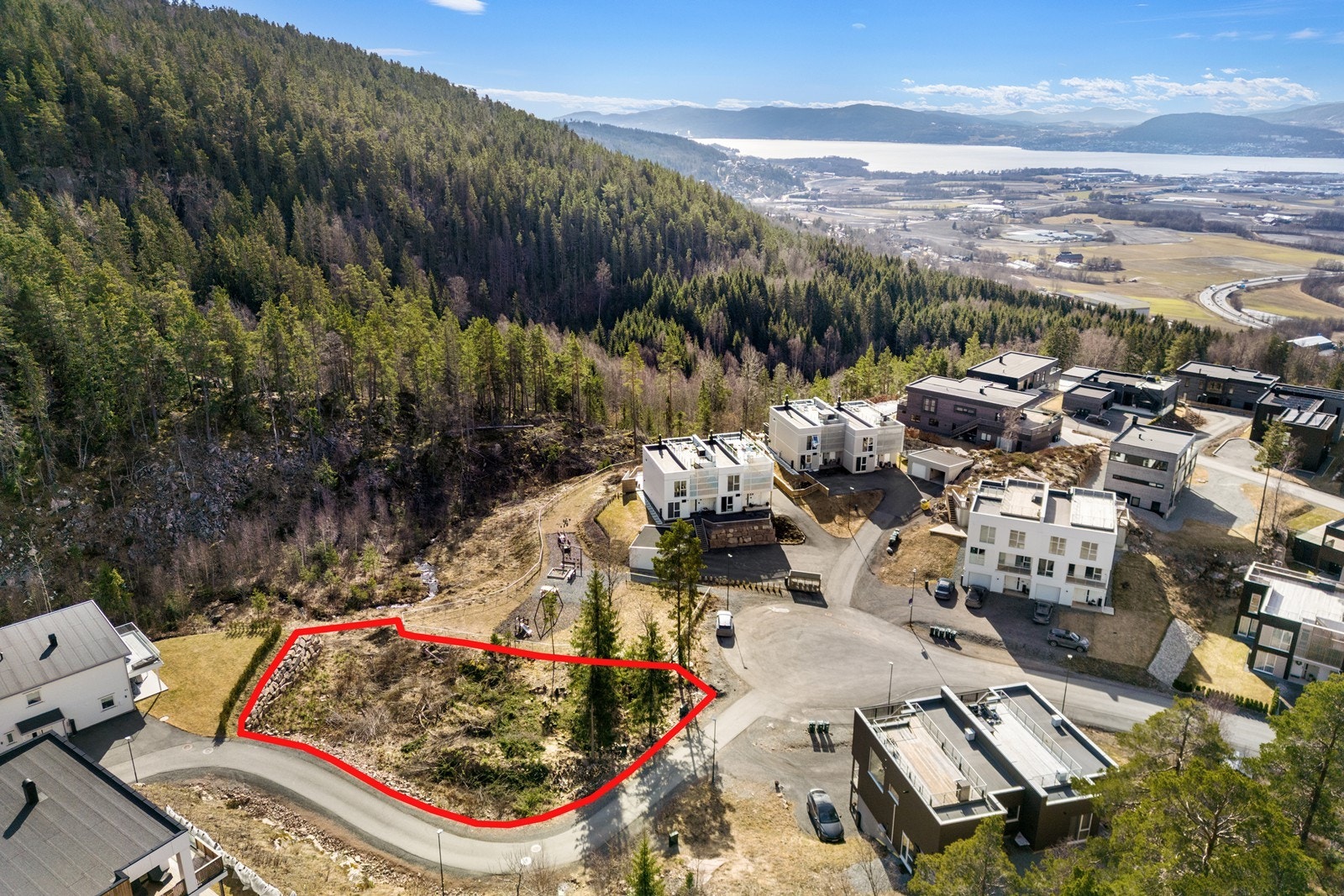 Fra eiendommen er det utsikt over Lierdalen og mot Drammensfjorden. Galleribilde
