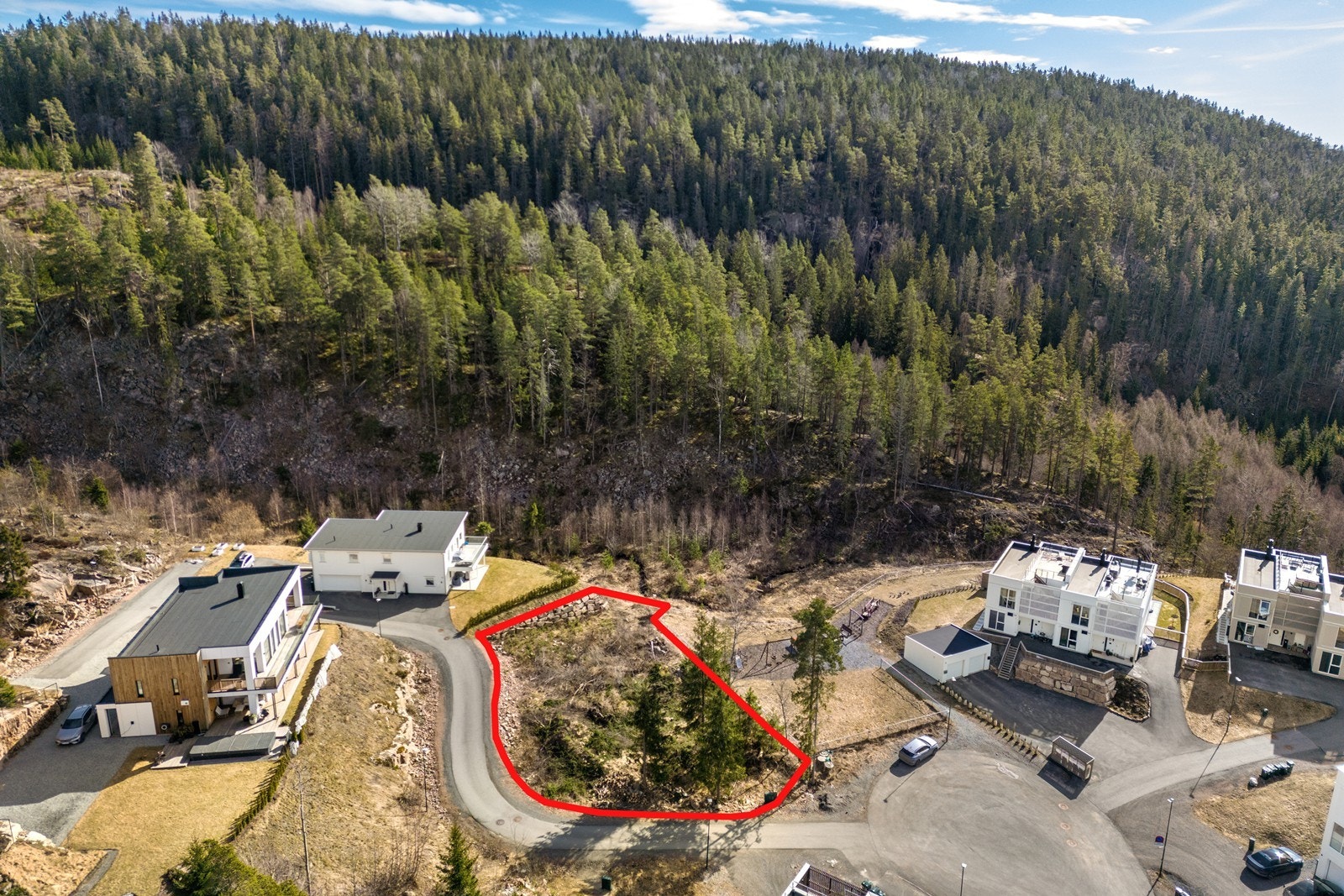 Tomten ligger i et område med moderne og nyere bebyggelse, noe som sikrer et helhetlig og tidsriktig nabolag. Galleribilde