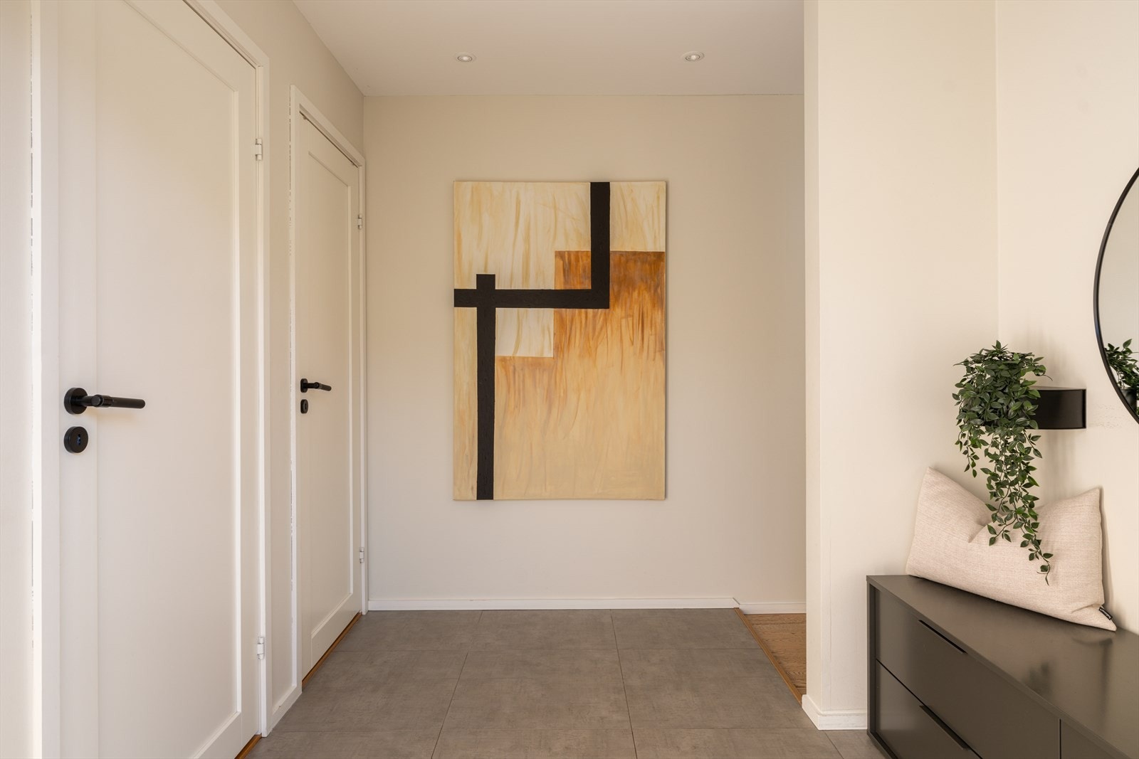 Innbydende entré med flislagt gulv og god plass til garderobeløsning for yttertøy og sko. Galleribilde