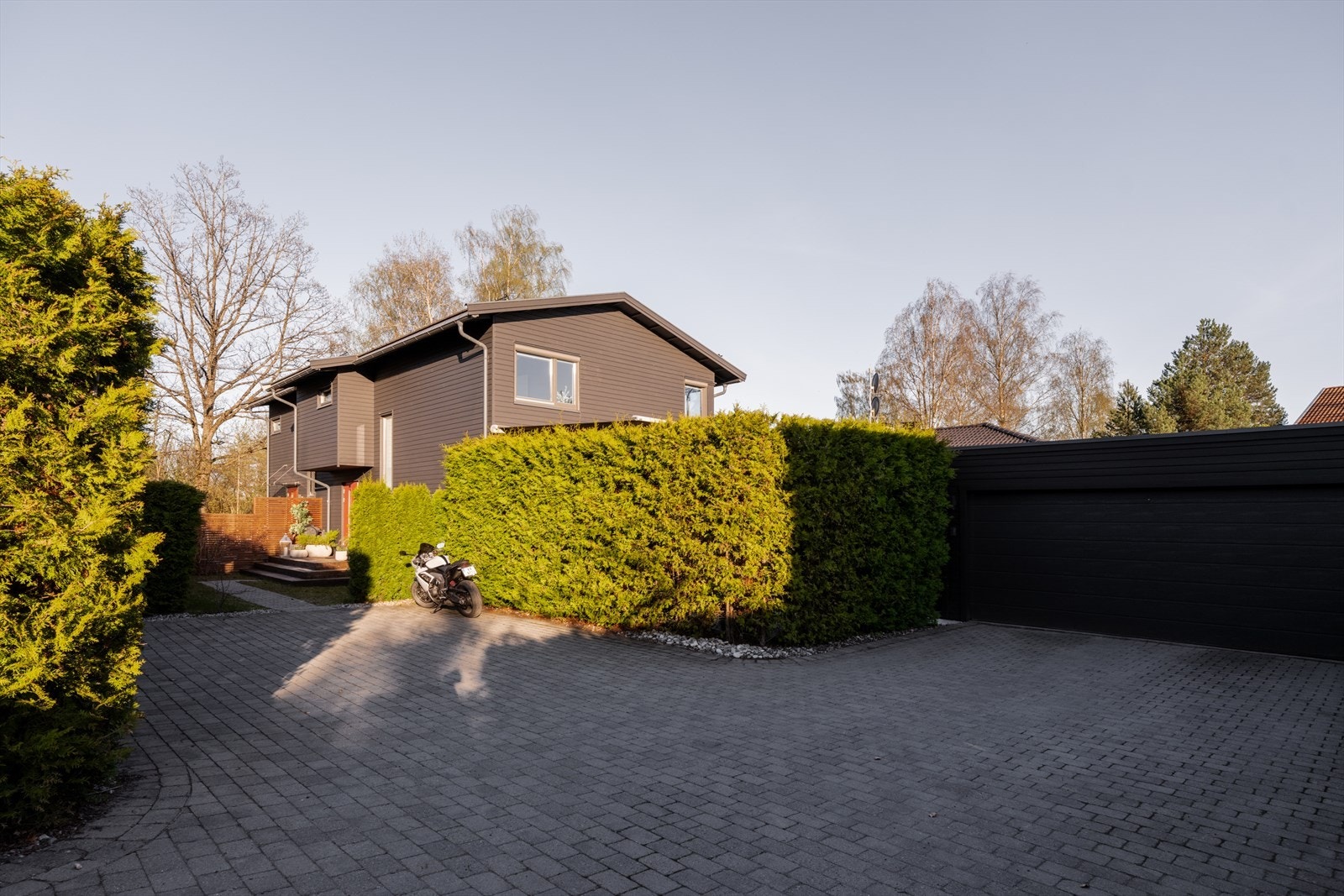 Brosteinsbelagt gårdsplass med plass til parkering. Galleribilde