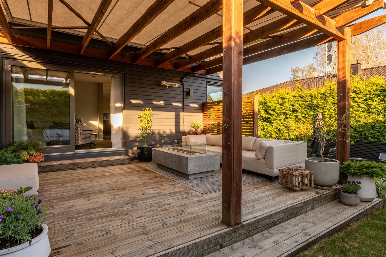 Fra stuen kommer du ut på en romslig terrasse med pergola. Galleribilde