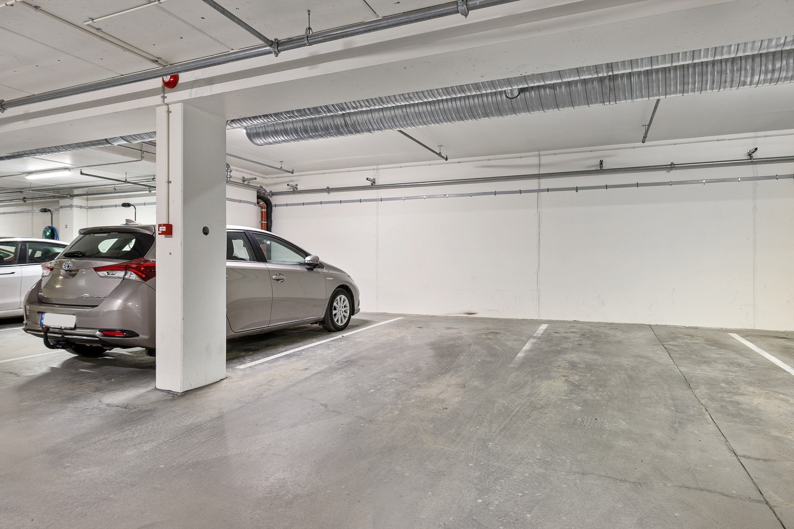 Hjemmet har egen parkeringsplass i oppvarmet parkeringskjeller med mulighet for elbillader. Det er plass nr. 7 som tilhører leiligheten. Gjesteparkering skjer på felles oppstillingsplass på sameiets tomt. Galleribilde