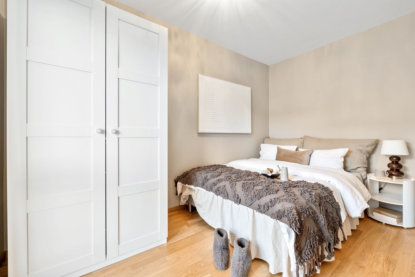 Soverommet på 8 m² er oppmalt med i behagelige fargetoner. Rommet er innredet med dobbeltseng, nattbord og garderobeskap. Klesskap og seng medfølger handelen. Galleribilde
