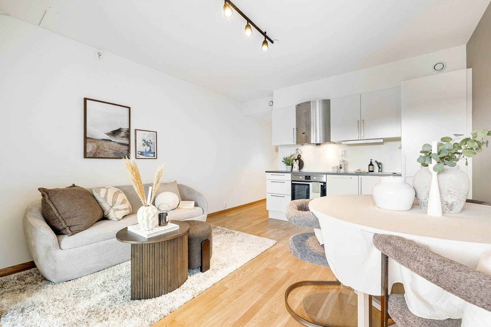 En åpen stue- og kjøkkenløsning på 14,5 m² danner boligens samlingspunkt, hvor det her er en fin plass til sosiale sammenkomster enten rundt spisebord eller i sofakroken. Galleribilde