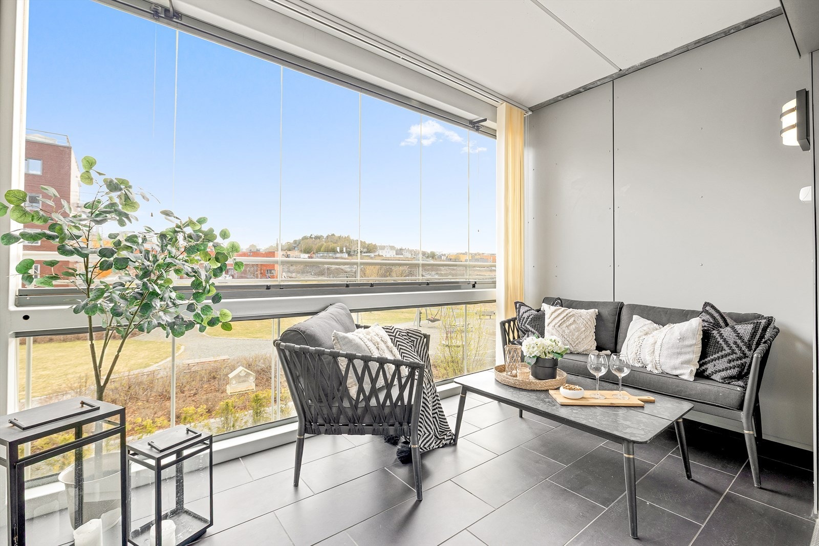 Fra stuen er det utgang til en egen innglasset balkong på hele 9 m² som enkelt fungerer som en forlengelse av oppholdsrommet på sommerhalvåret. Galleribilde