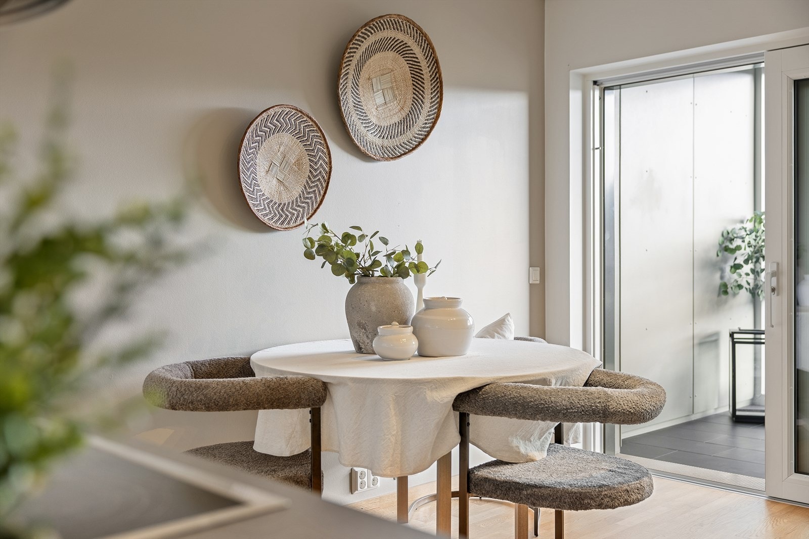Spisestuen har sin naturlige plass i rommet, og fungerer som et bindeledd mellom stue og kjøkken. Her kan man fint innrede med et bord med klaff/ileggsplater slik at det kan gjøres større ved behov. Galleribilde