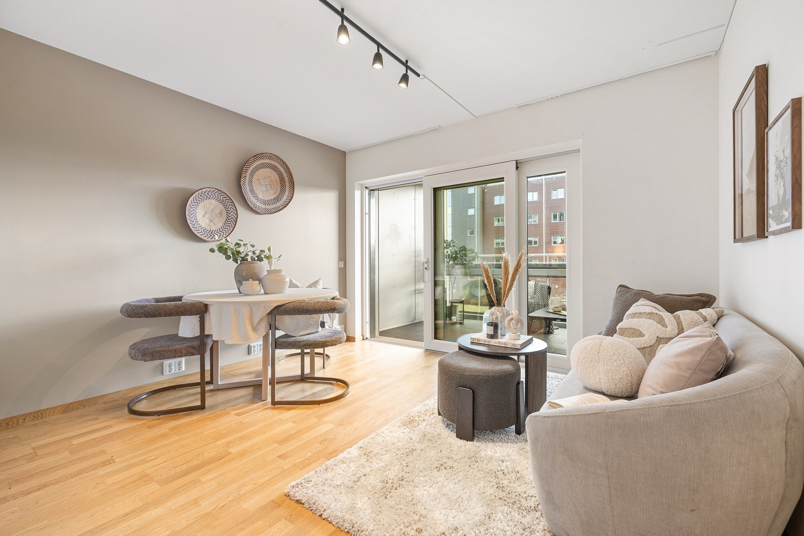 Velkommen til Stokkbekken 134! Heimdal Eiendomsmegling v/Alexandra Muravskaya har gleden av å presentere en moderne 2-roms selveierleilighet i 2. etasje fra 2014 med egen balkong på 9 m² på Miljøbyen.
Foto: Nonstad foto. Galleribilde