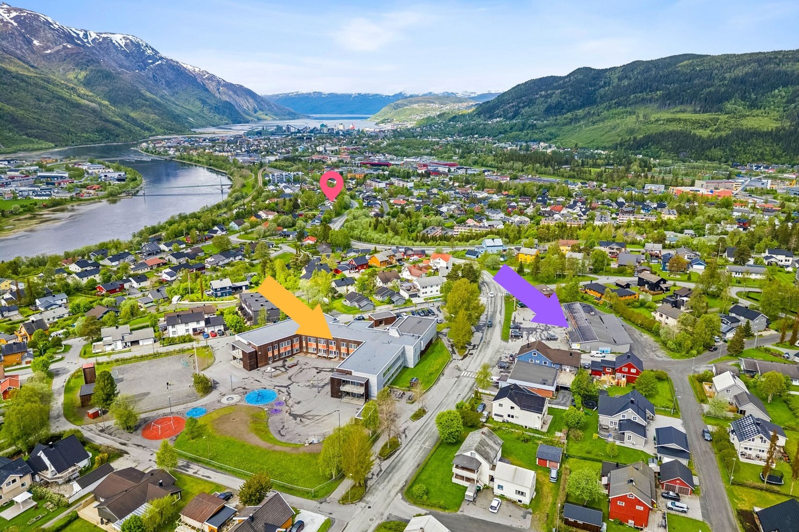 Eiendommen ligger i gangavstand til alt Olderskog har å by på. Rosa markør er eiendommen. Gul pil er barneskolen, og lilla er dagligvarebutikk. Galleribilde