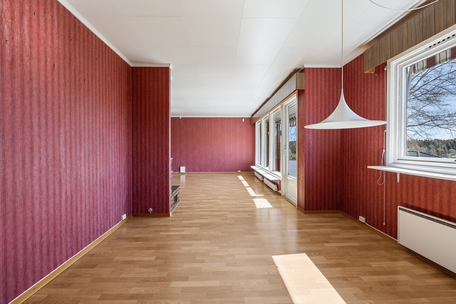 Gulvene i stuen er belagt med laminat. Galleribilde