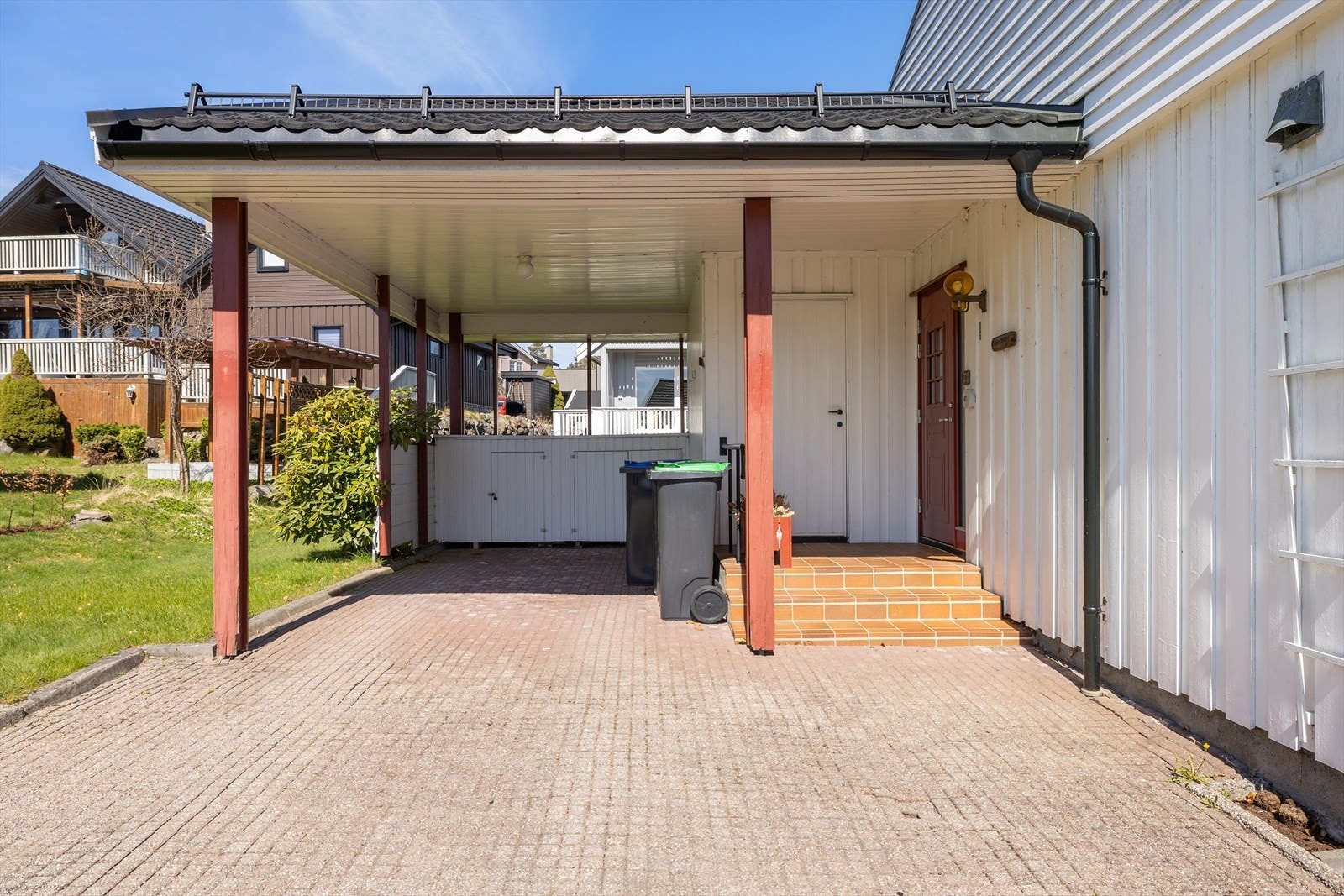 Praktisk, overbygget inngangsparti med carport og tilgang til utvendig bod. Galleribilde